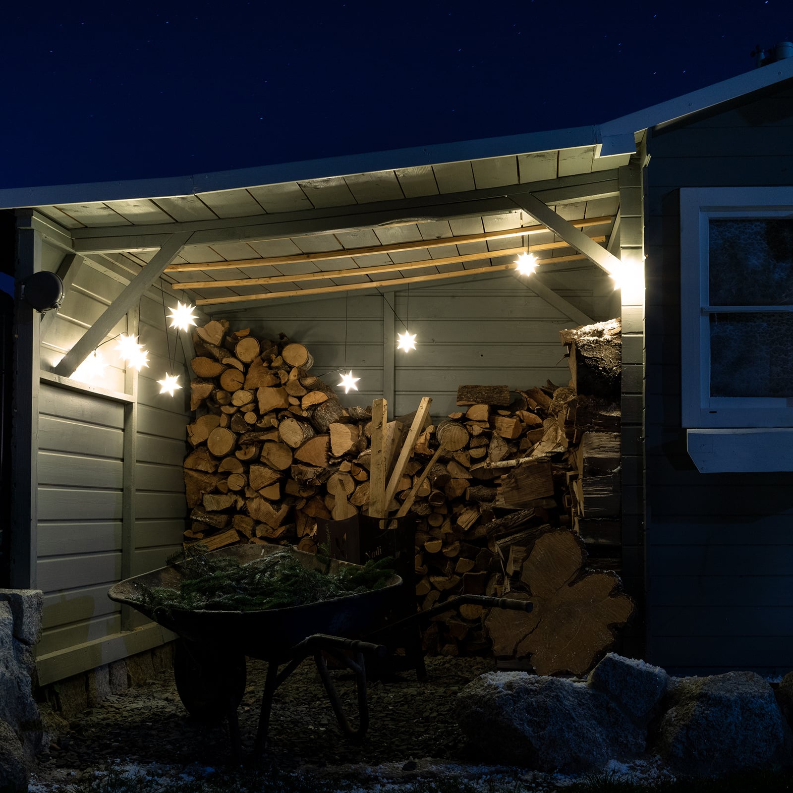 LED-lyslenke med 9 stjerner hvit IP44 800 cm - STERNTALER i bruk utendørs