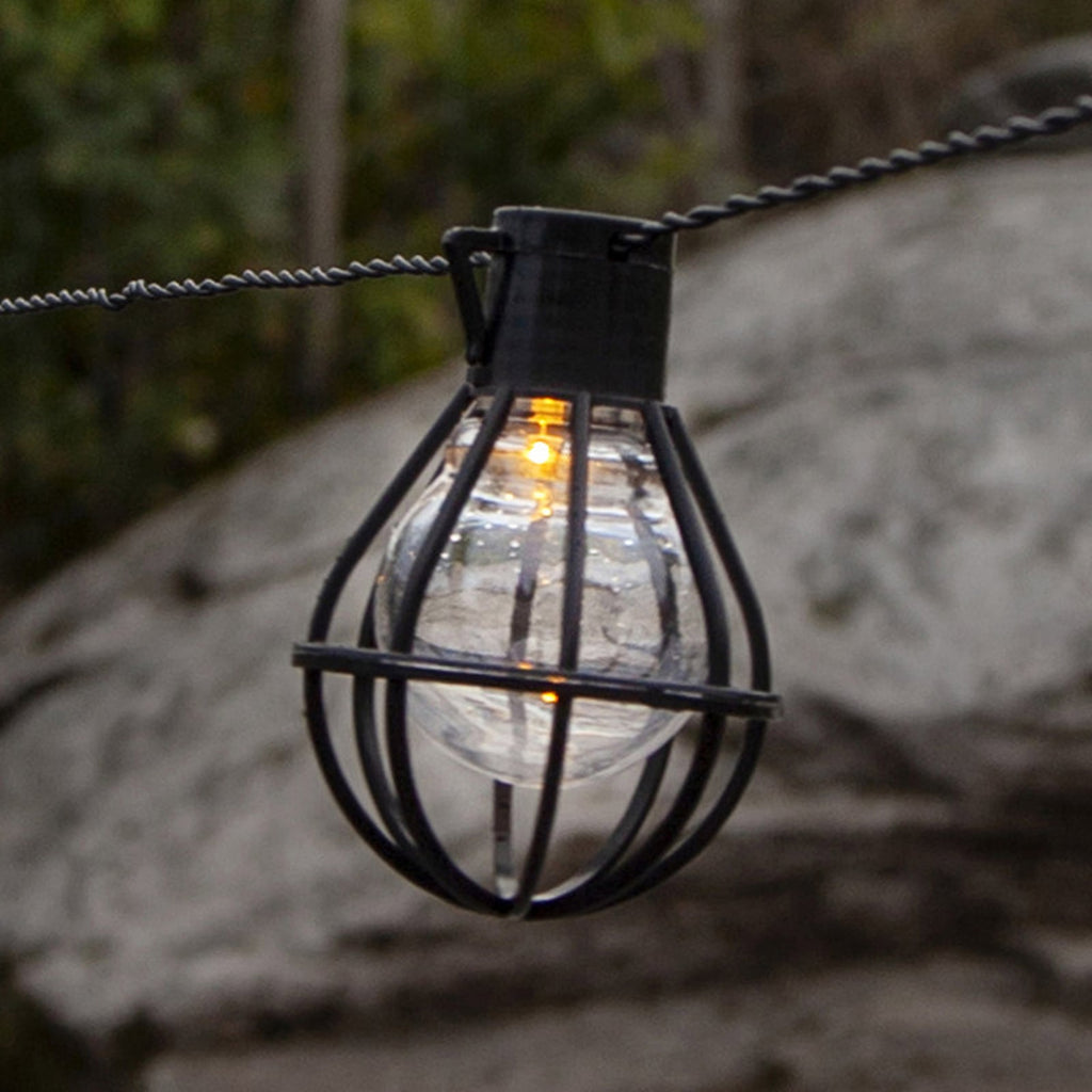 Montert LED-lyslenke Cage svart/transparent IP44 varmhvit i bruk