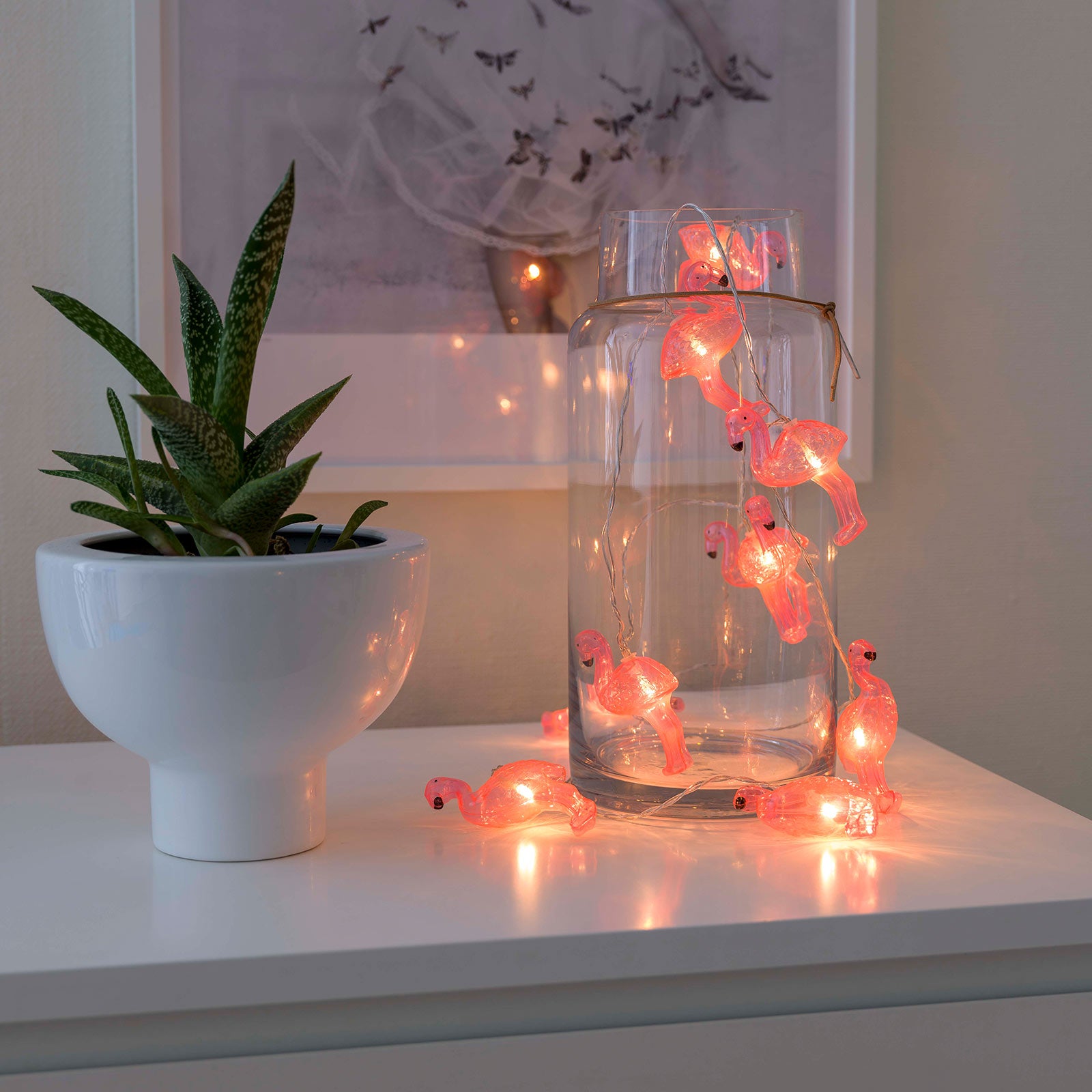 Detalj av LED lyslenke flamingoer 10 lys batteridrevet varmhvit 180 cm