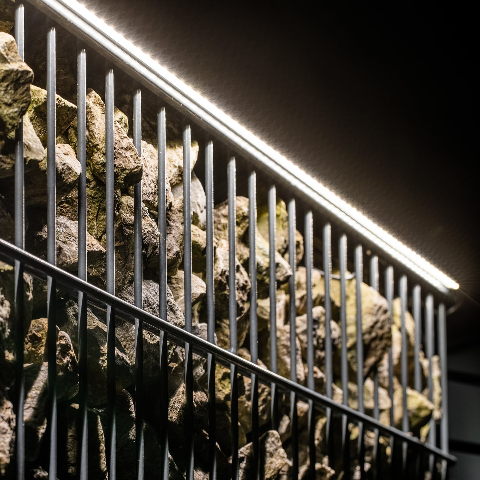 LED lyslist for gjerde aluminium 196 cm dimbar IP67 LyghtUp bakside