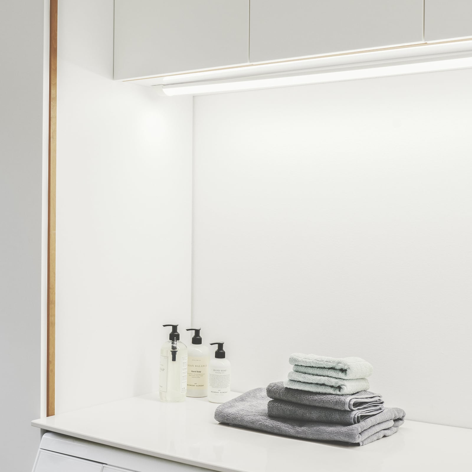 Detaljbilde av LED-lyslist Glendale hvit plast 119 cm 21W varmhvit
