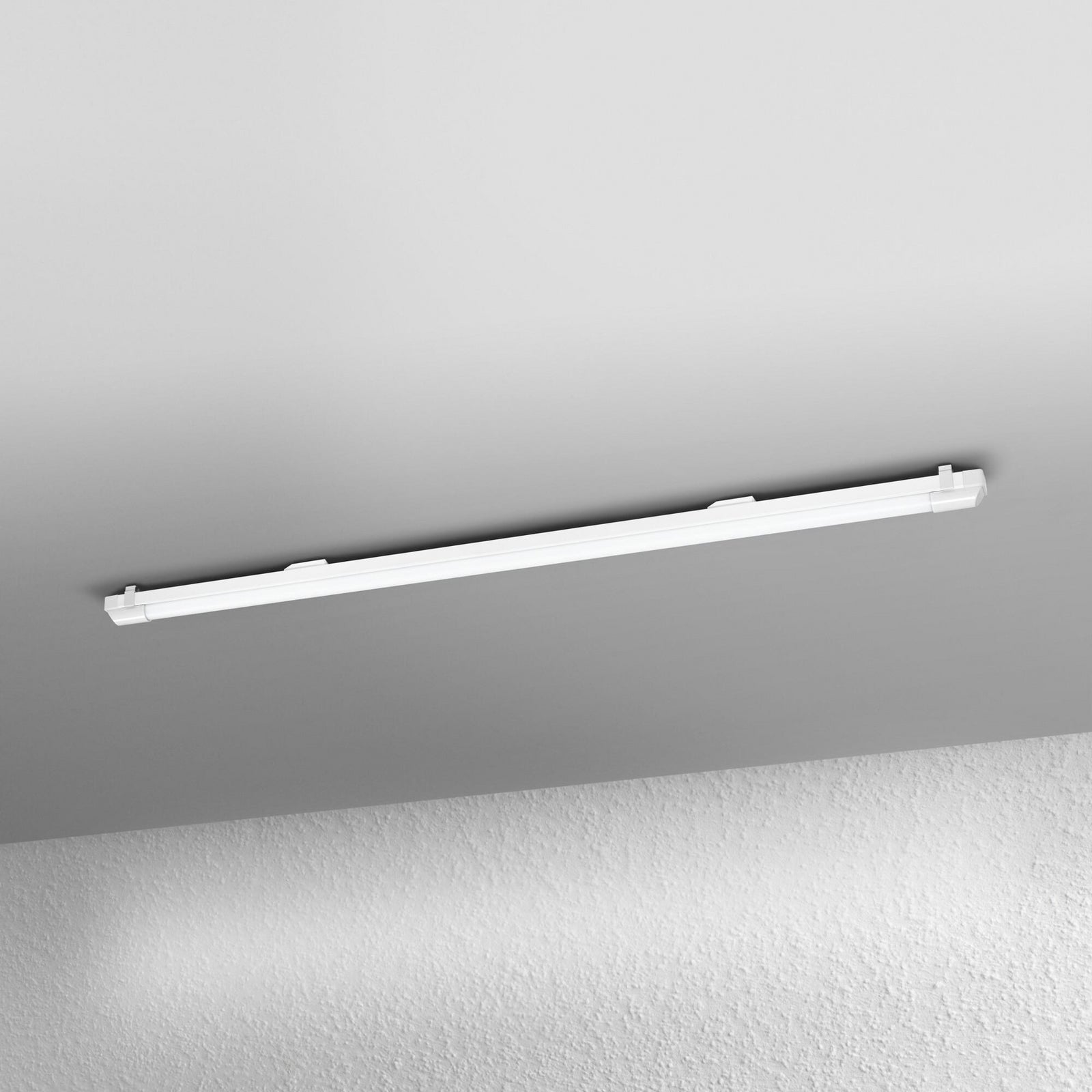 LED-lyslist POWER BATTEN hvit stål 120 cm montert på vegg