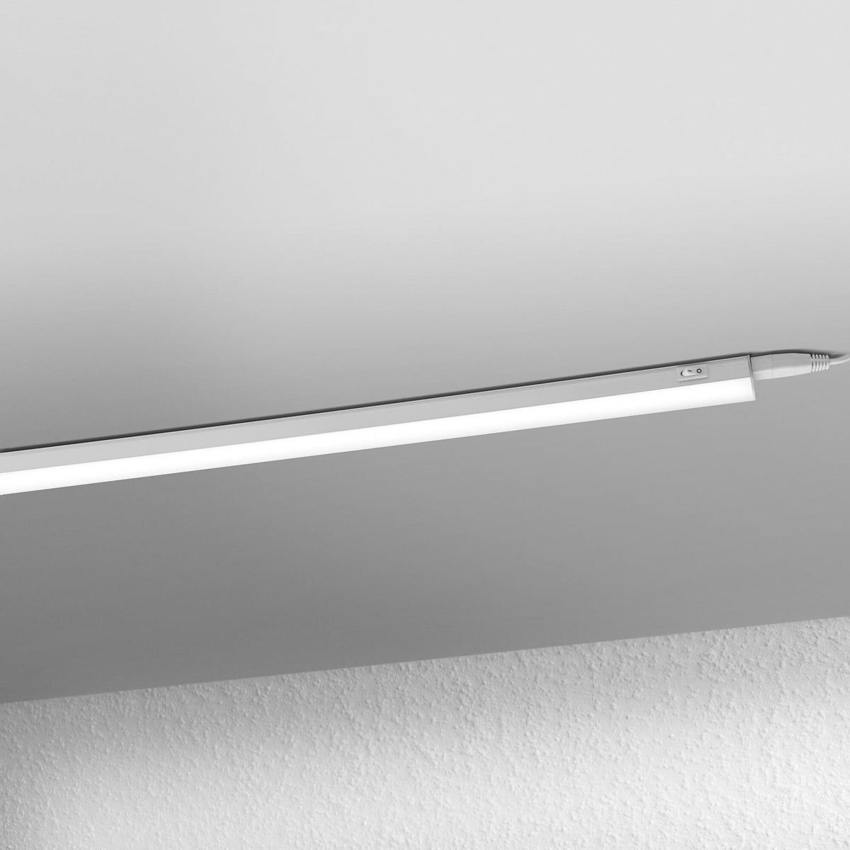 Detalj av bryter på LED lyslist SWITCH BATTEN med bryter 87 cm 10W 4000K hvit
