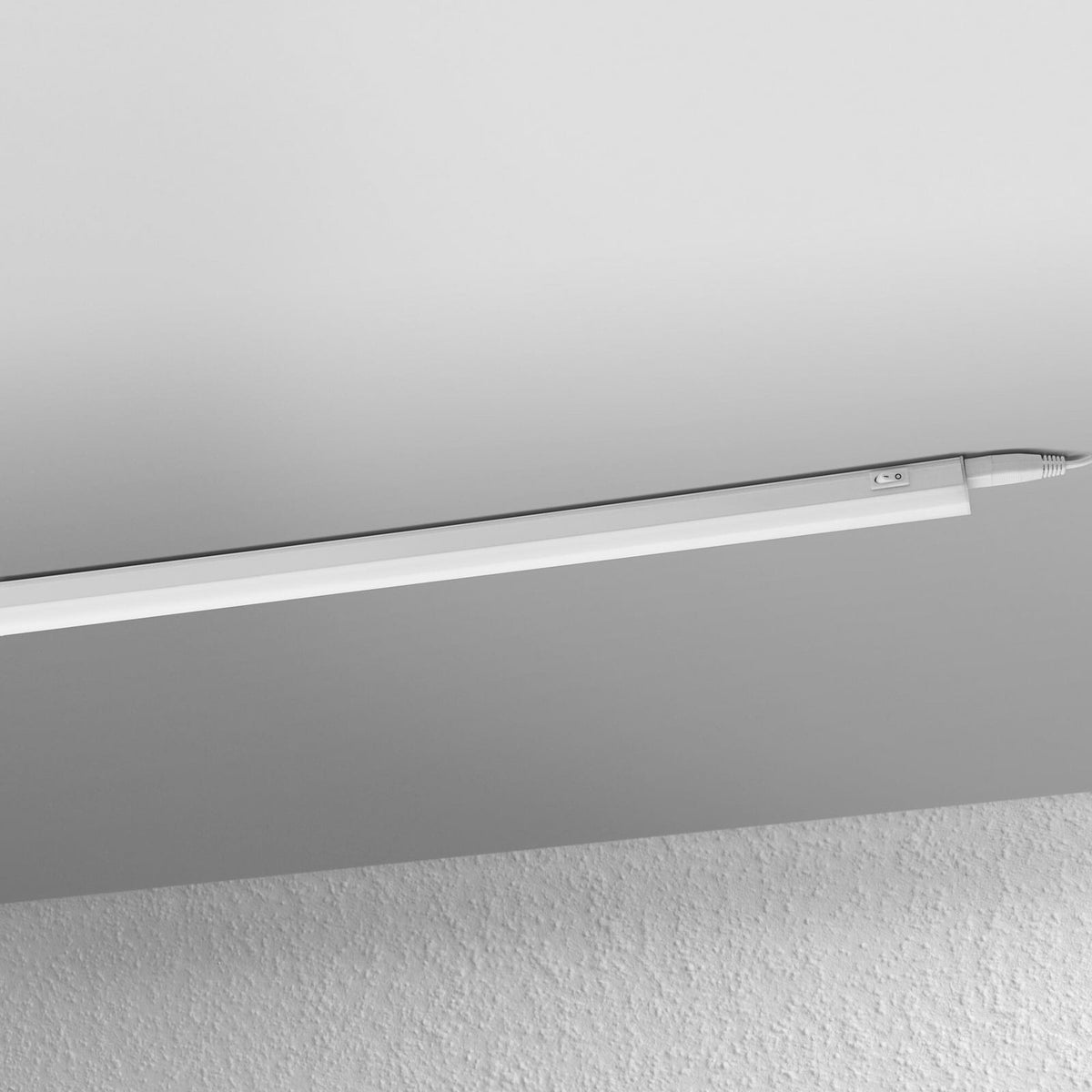 Montert LED lyslist SWITCH BATTEN med bryter 87 cm 10W 4000K hvit i kjøkken