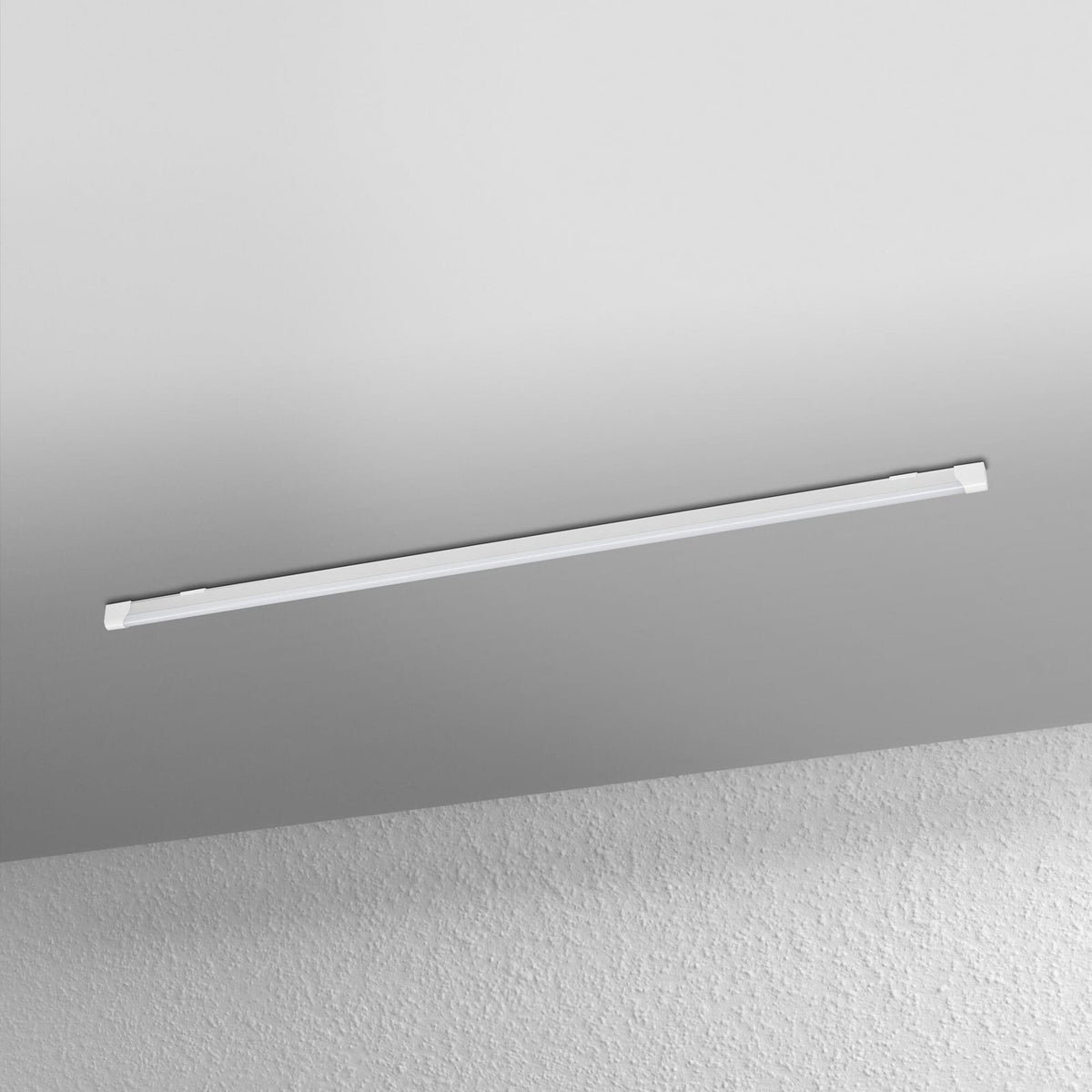 LED lyslist VALUE BATTEN aluminium 153 cm 24W 4000K montert i korridor