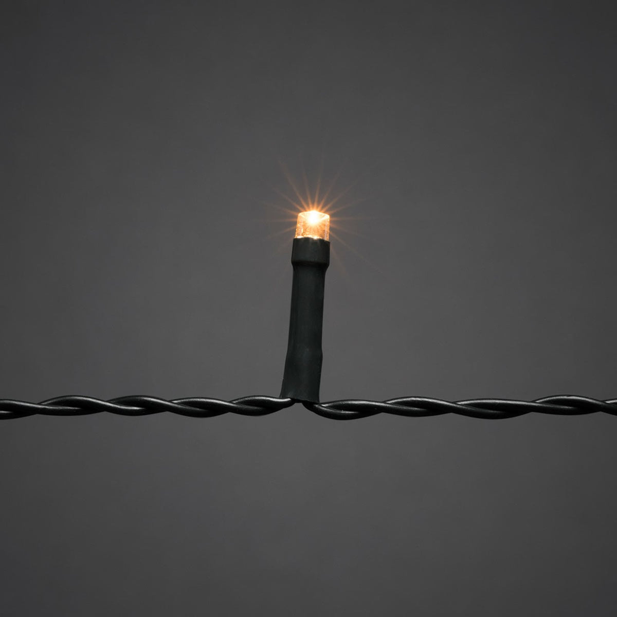 LED-lysmantel til juletre 8 strenger 240 LED IP44 - Konstsmide montert på tre