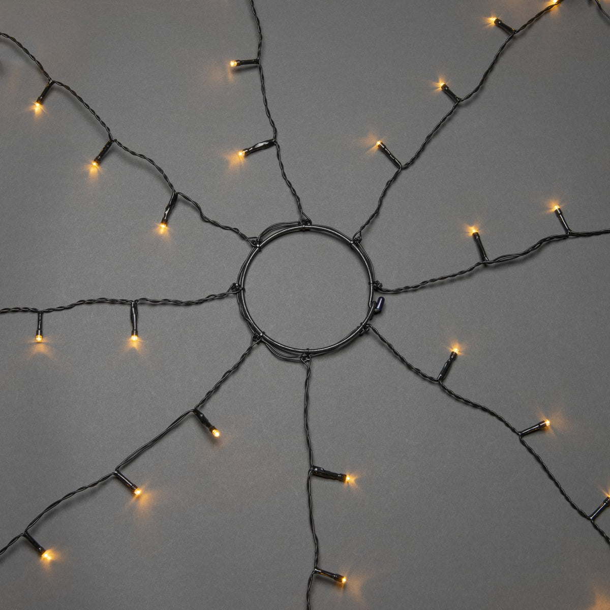 LED-lysmantel til juletre 8 strenger 240 LED IP44 - Konstsmide nærbilde av kabel
