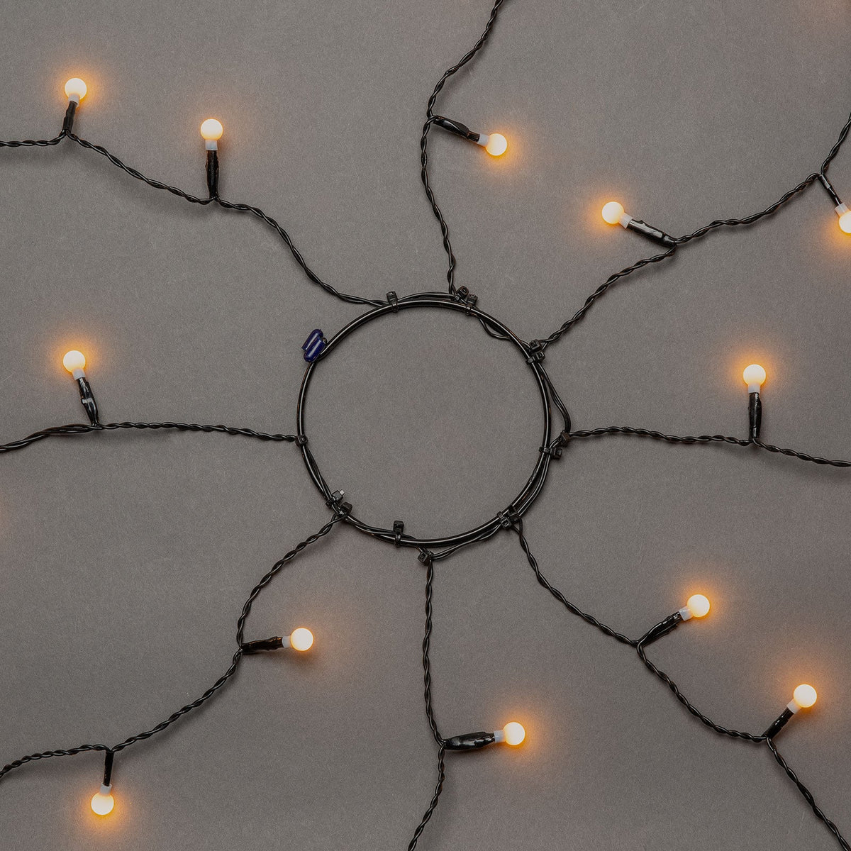 Detalj av LED-lysmantel til tre 240 lys ravfarget utendørs IP44 LED-glober