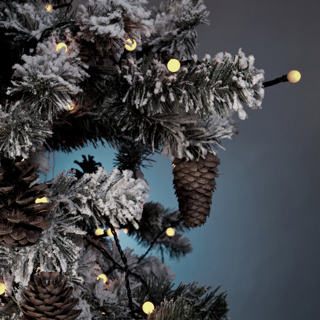 LED-minilyslenke utendørs 80-lys varmhvit IP44 Konstsmide Christmas montert i hage