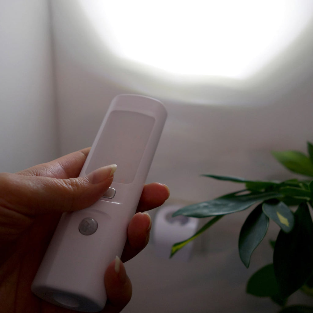 LED nattlys Casto portabelt med bevegelsessensor hvit i bruk som lommelykt