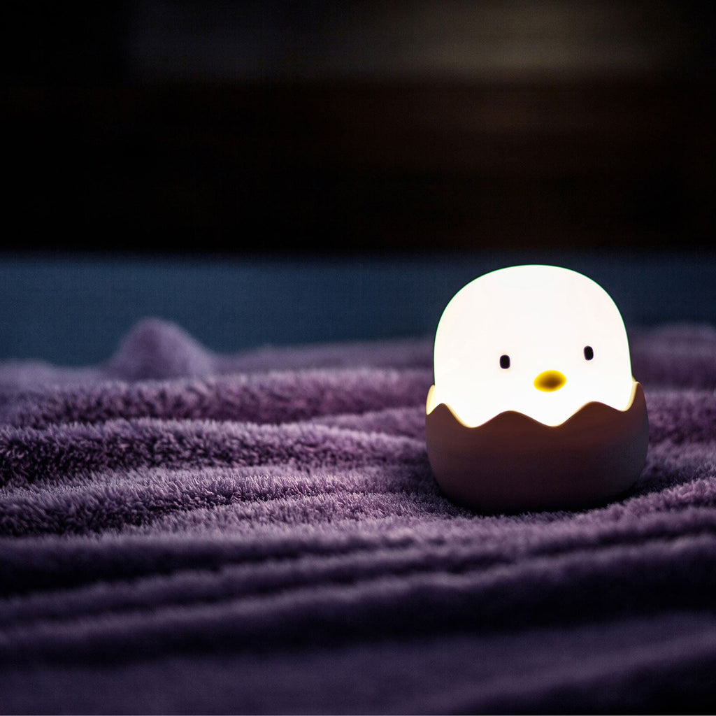 LED nattlys Eggy Egg montert på nattbord