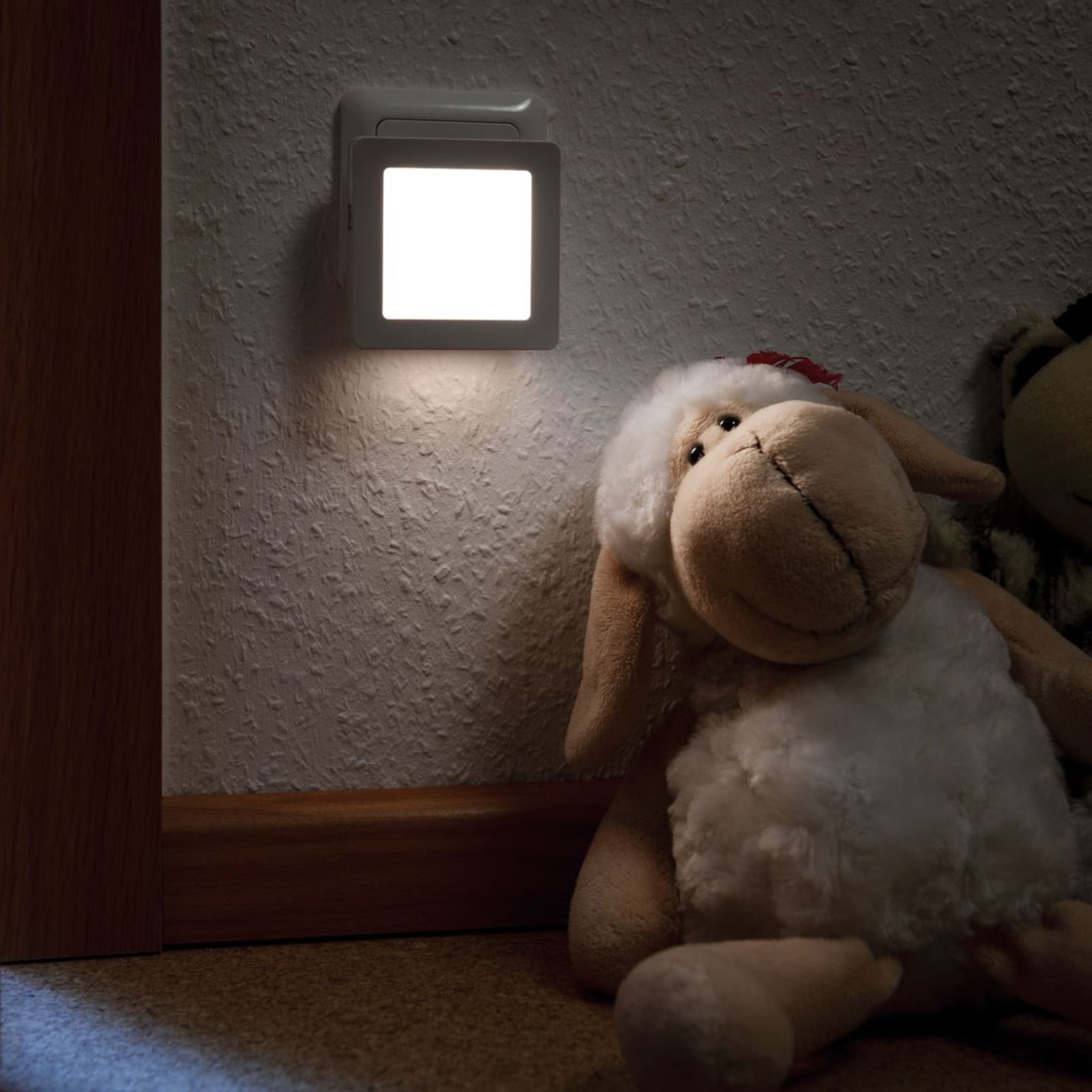 LED nattlys Esby dimbar med skumringssensor hvit bakside