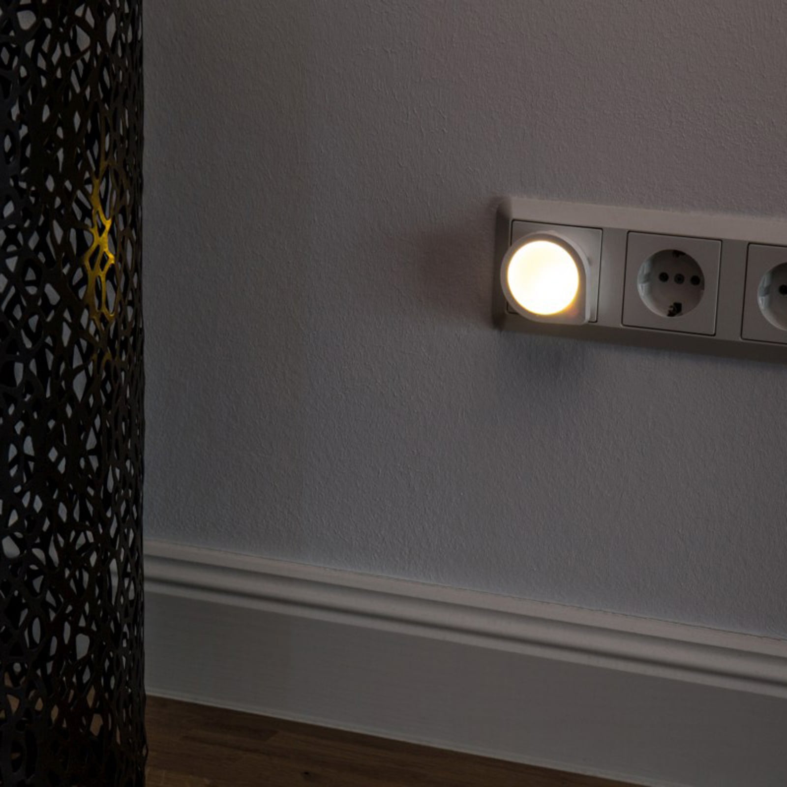 LED nattlys Luna med skumringssensor hvit bakside