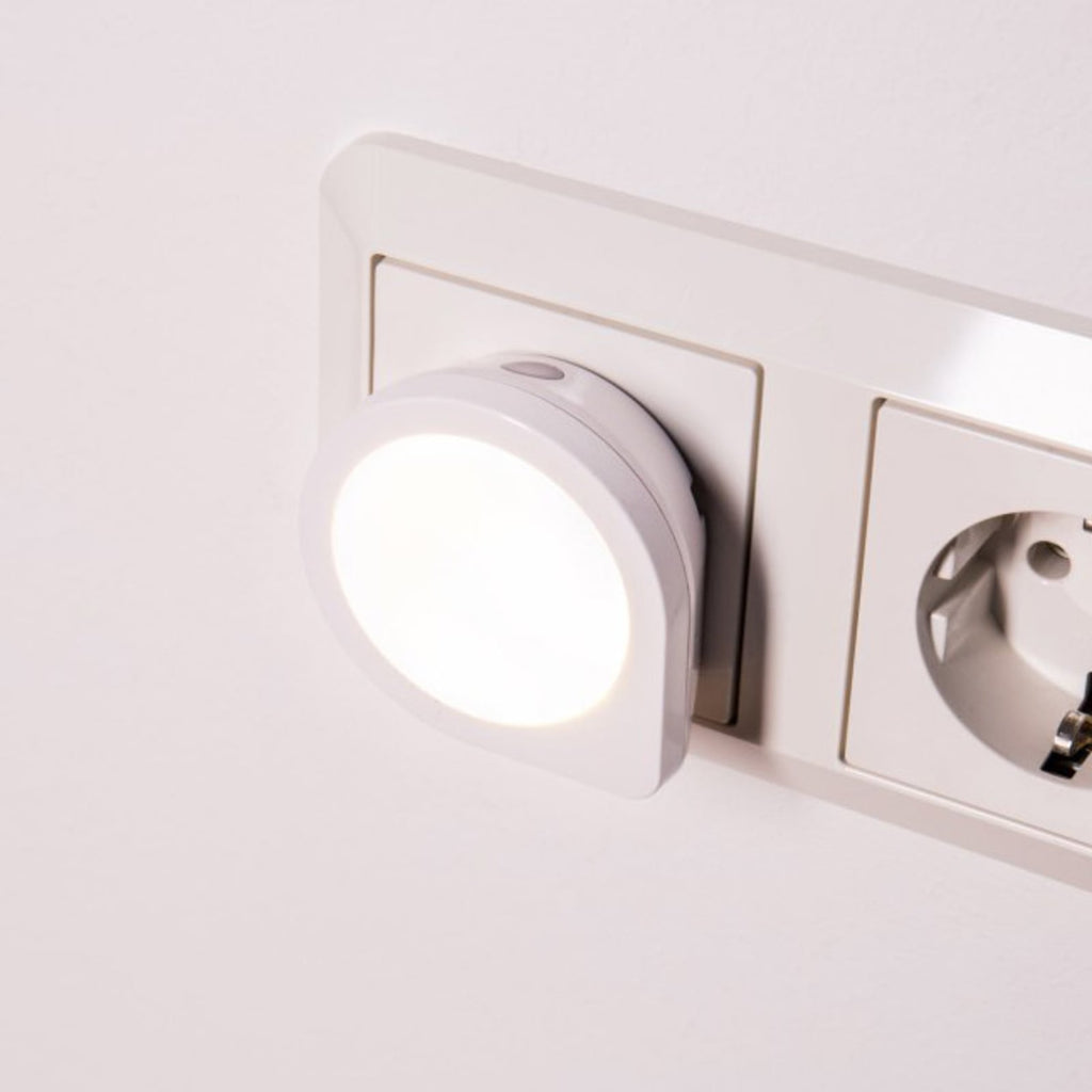 Detalj av LED nattlys Luna med skumringssensor hvit