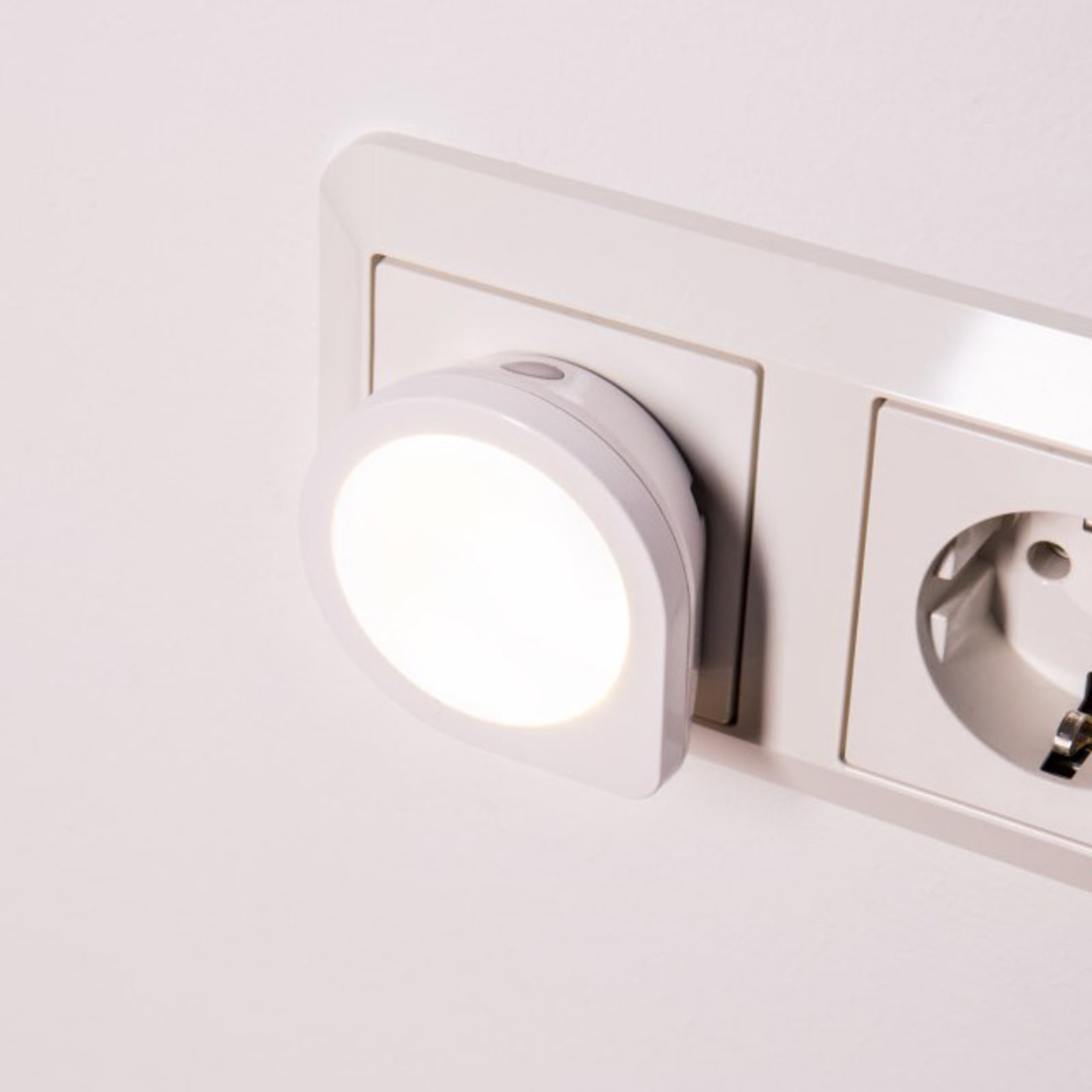 Detalj av LED nattlys Luna med skumringssensor hvit