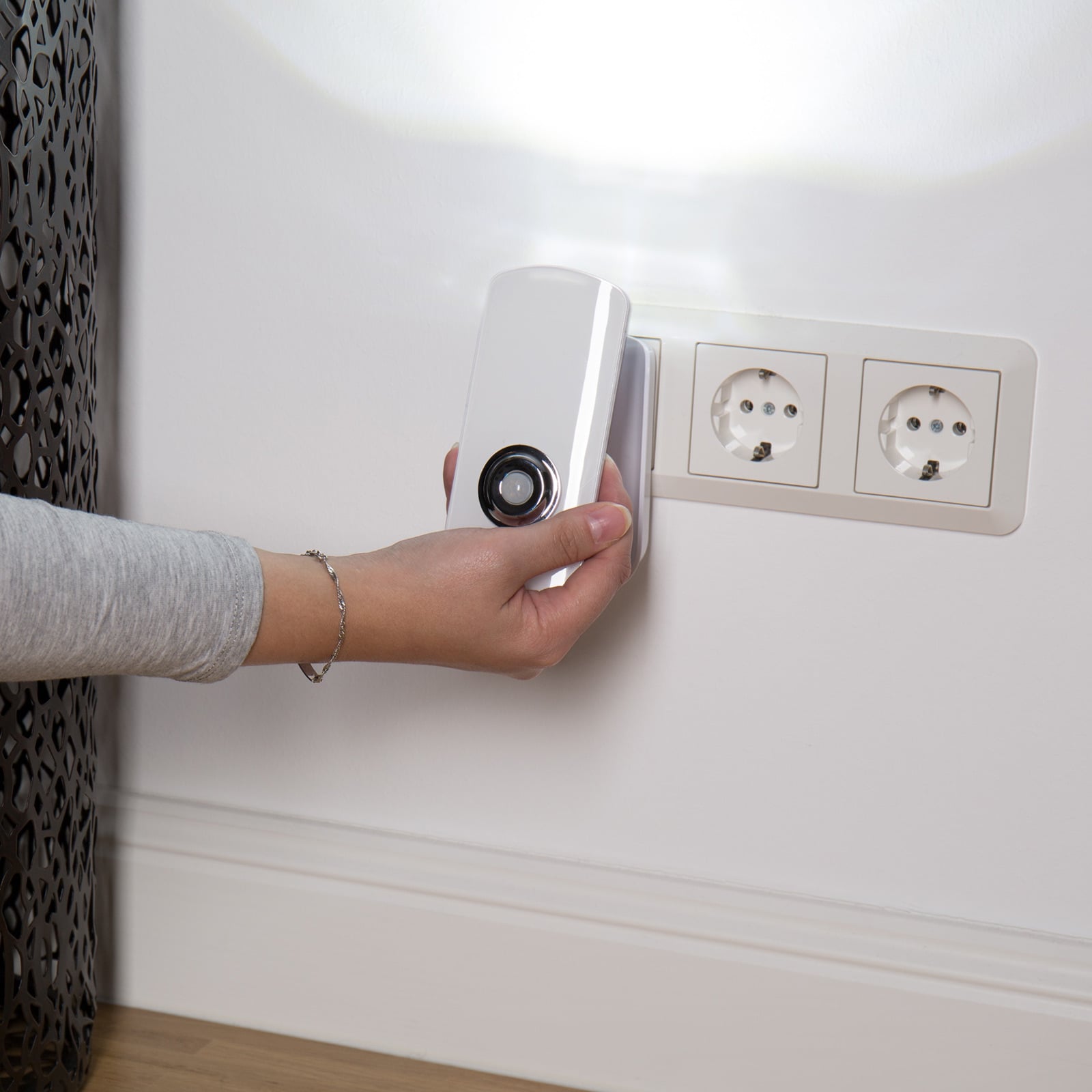 LED nattlys Nox med bevegelsessensor hvit i bruk i mørkt rom