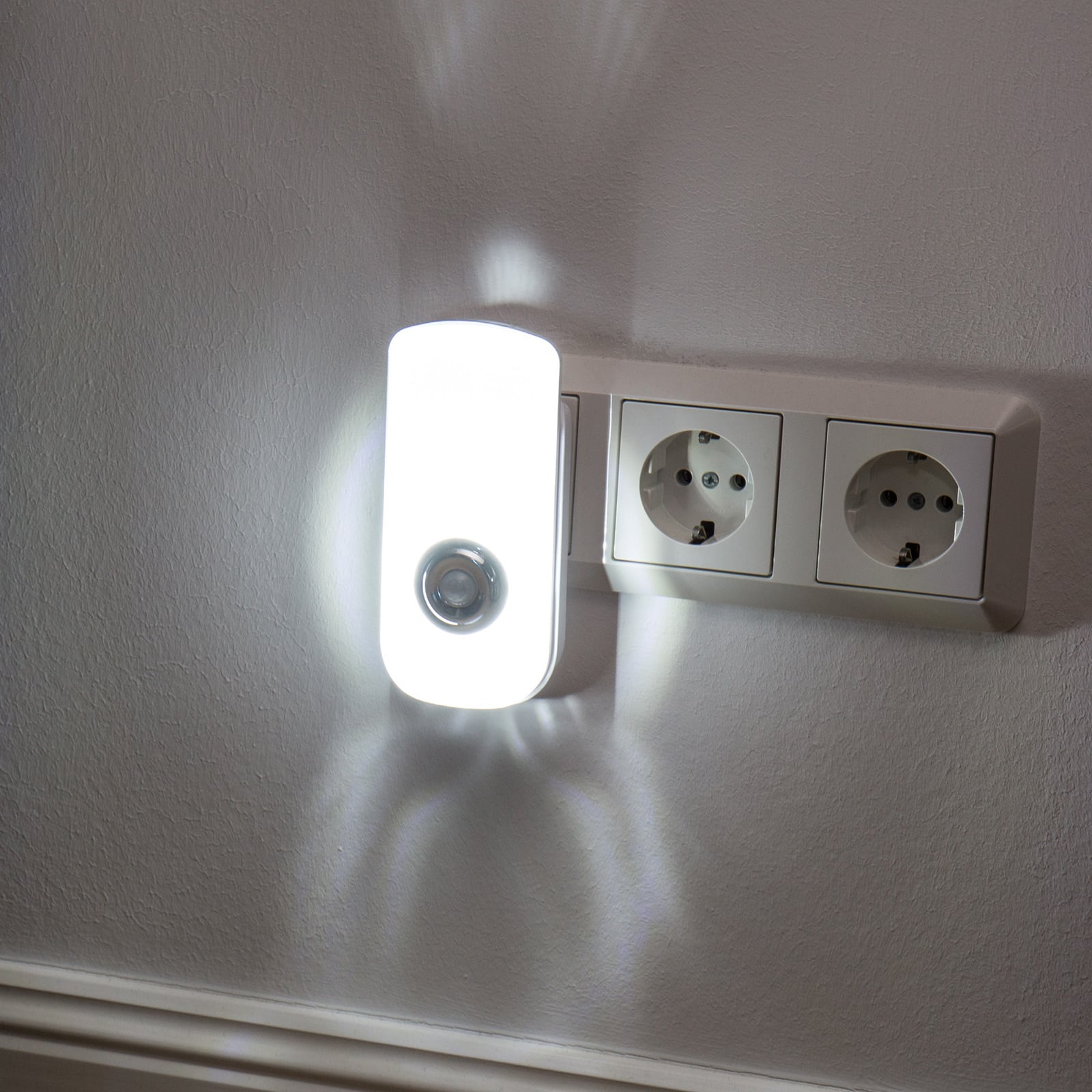 LED nattlys Nox med bevegelsessensor hvit med lommelyktfunnksjon