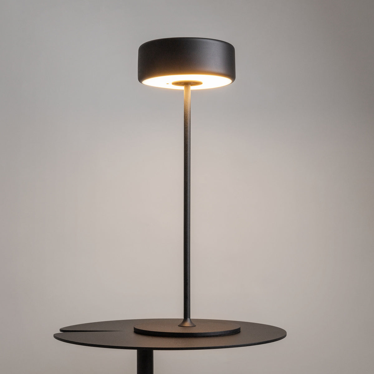 LED oppladbar bordlampe AI Collaboration svart CCT dimbar forfra