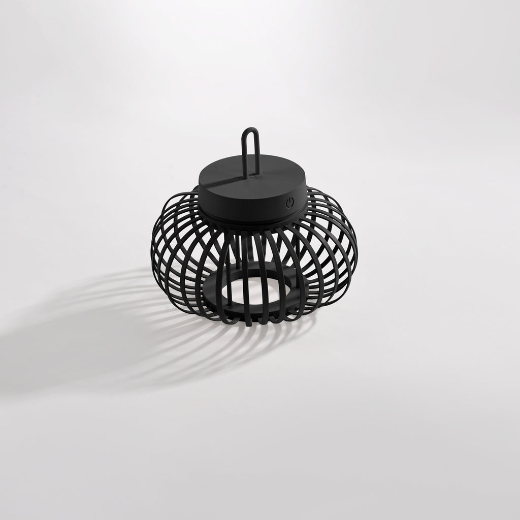 LED oppladbar bordlampe Akuba bambus svart Ø25 cm i bruk ute på terrasse
