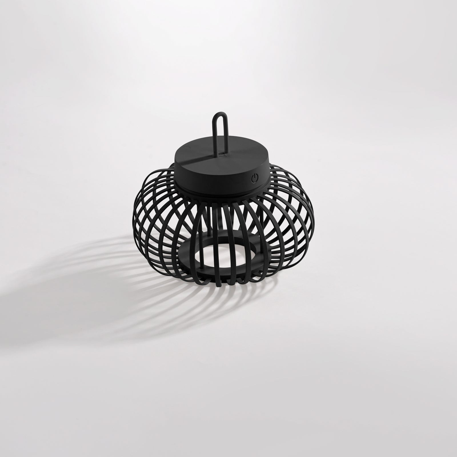 LED oppladbar bordlampe Akuba bambus svart Ø25 cm i bruk ute på terrasse