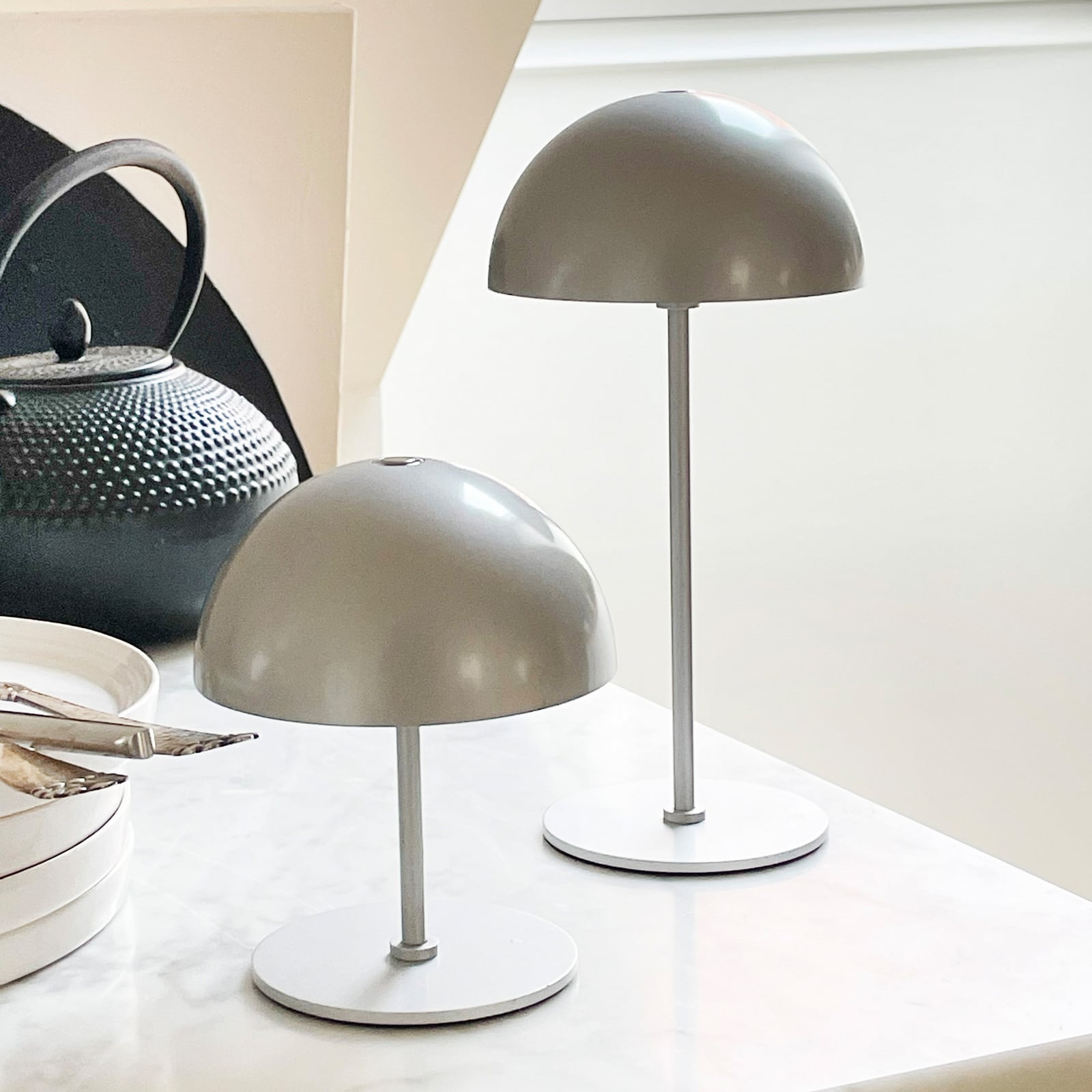 LED oppladbar bordlampe Along sølv 2-pk forfra