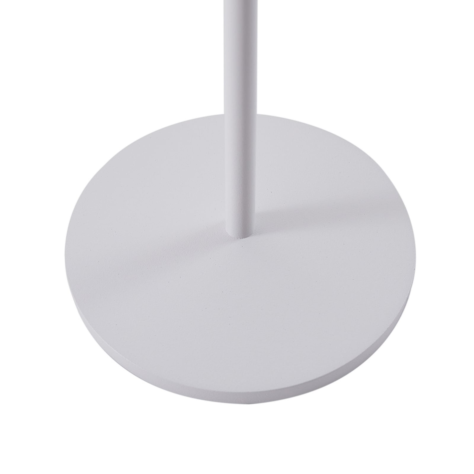 LED oppladbar bordlampe Arietty dimbar hvit IP65 på balkong