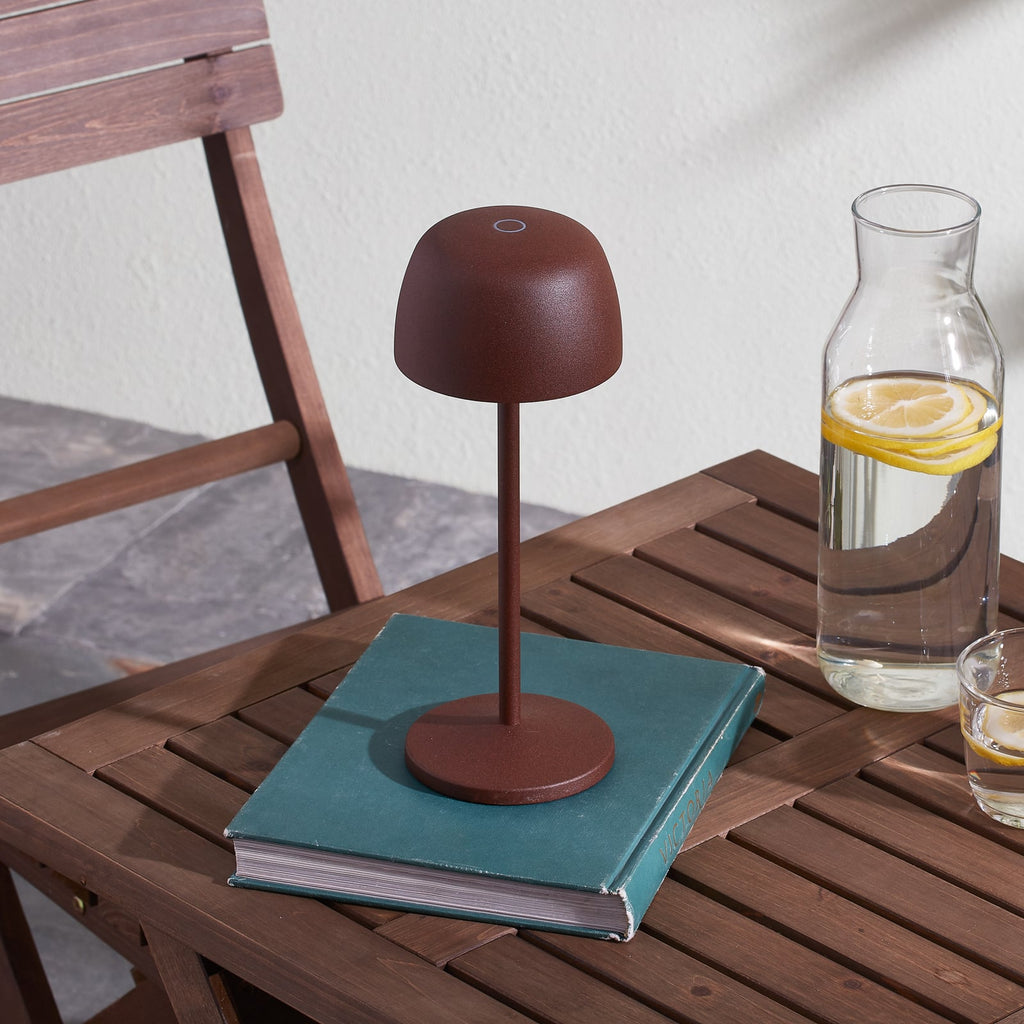 LED oppladbar bordlampe Arietty dimbar rustbrun IP65 bakside