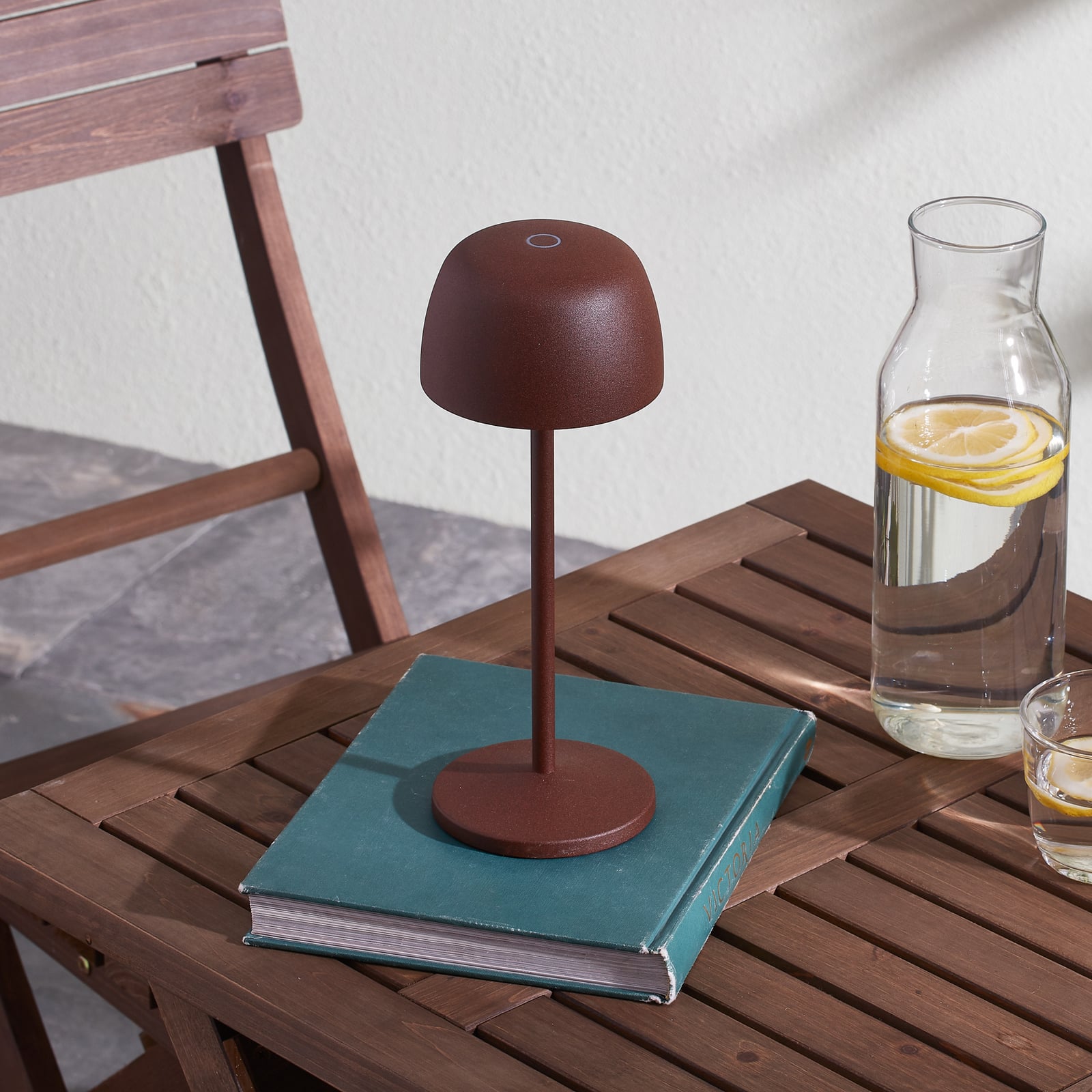 LED oppladbar bordlampe Arietty dimbar rustbrun IP65 bakside