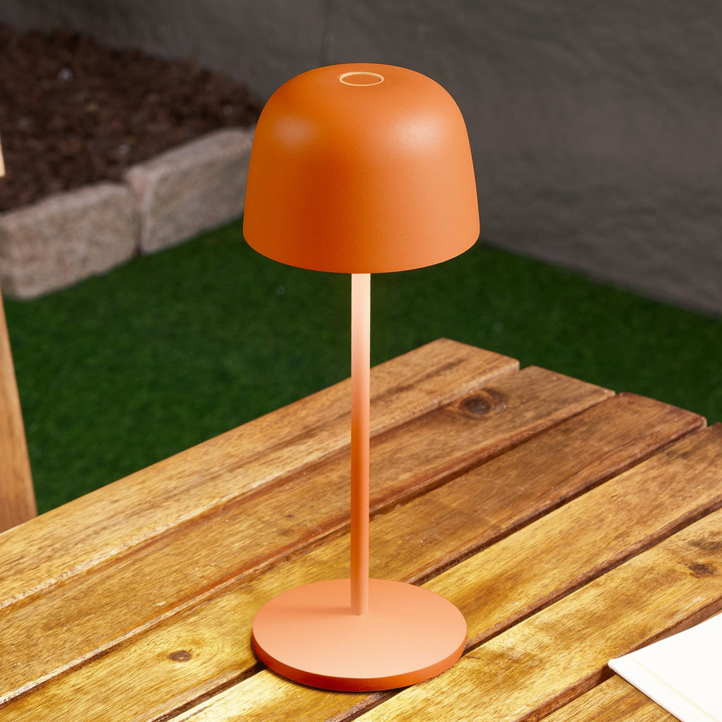 LED oppladbar bordlampe Arietty oransje IP65 dimbar forfra