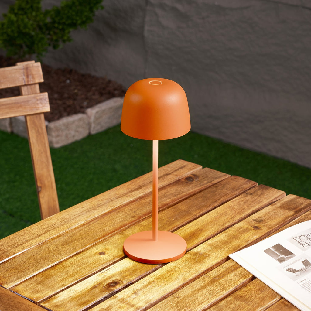 LED oppladbar bordlampe Arietty oransje IP65 dimbar bakside