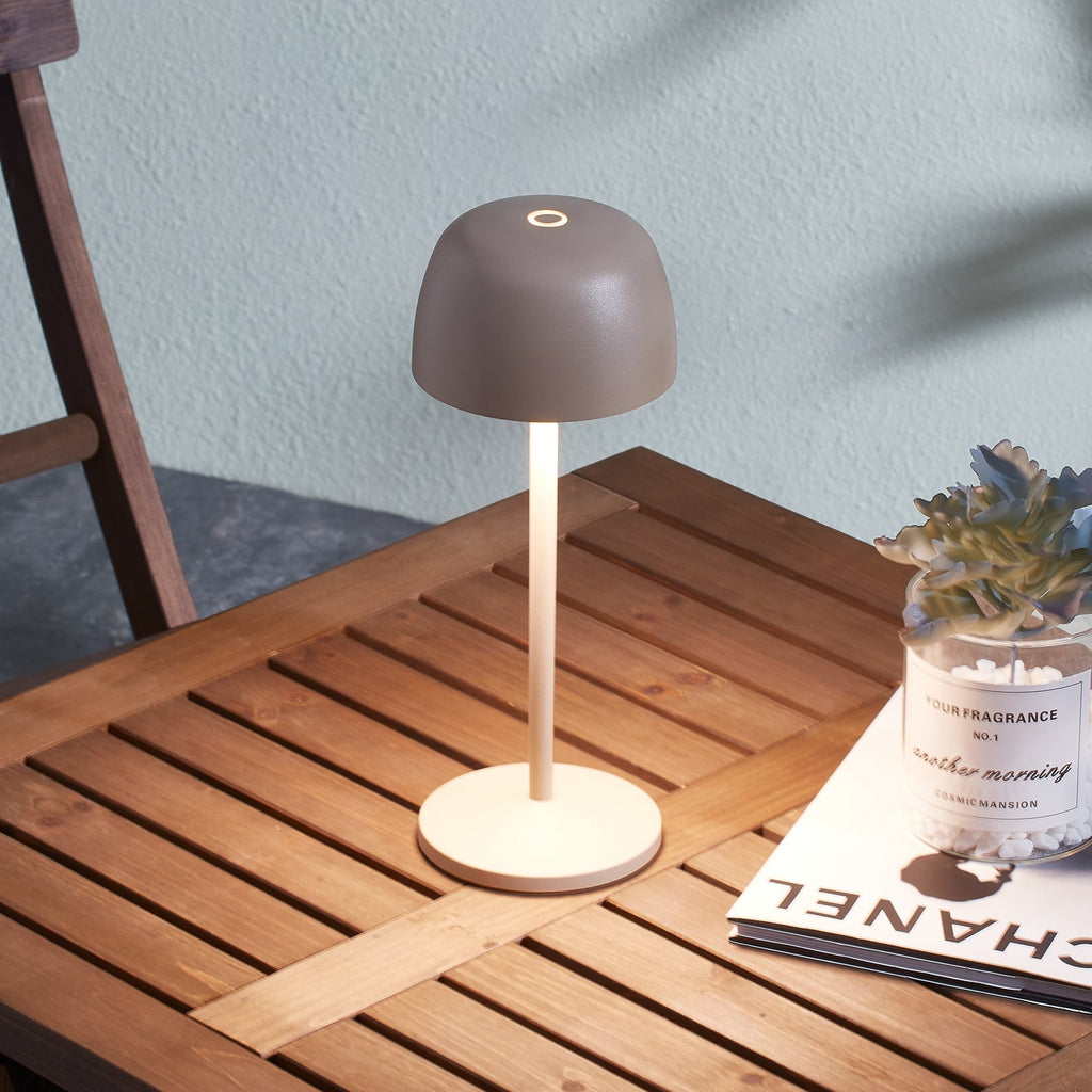 LED oppladbar bordlampe Arietty sandbeige dimbar IP65 forfra