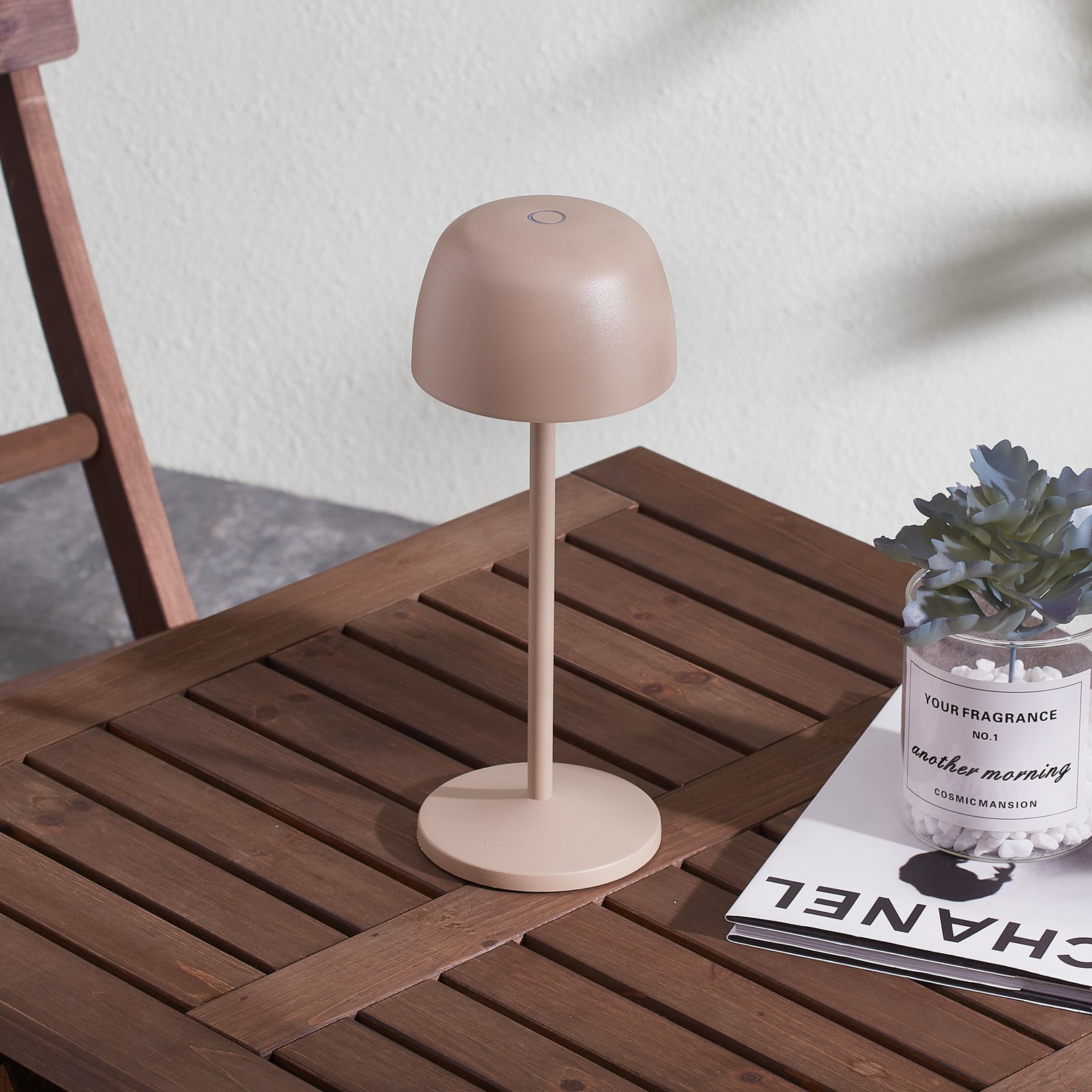 LED oppladbar bordlampe Arietty sandbeige dimbar IP65 bakside