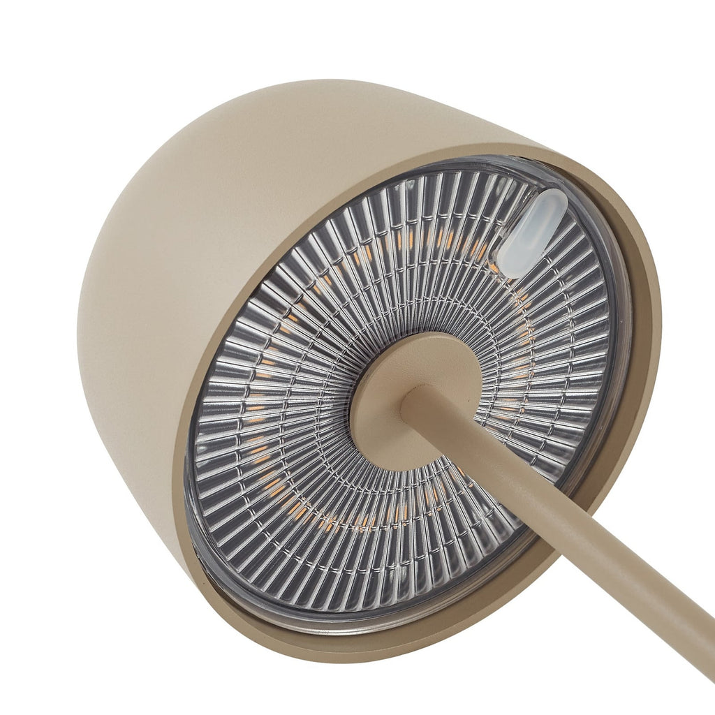 LED oppladbar bordlampe Arietty sandbeige dimbar IP65 vist i hage