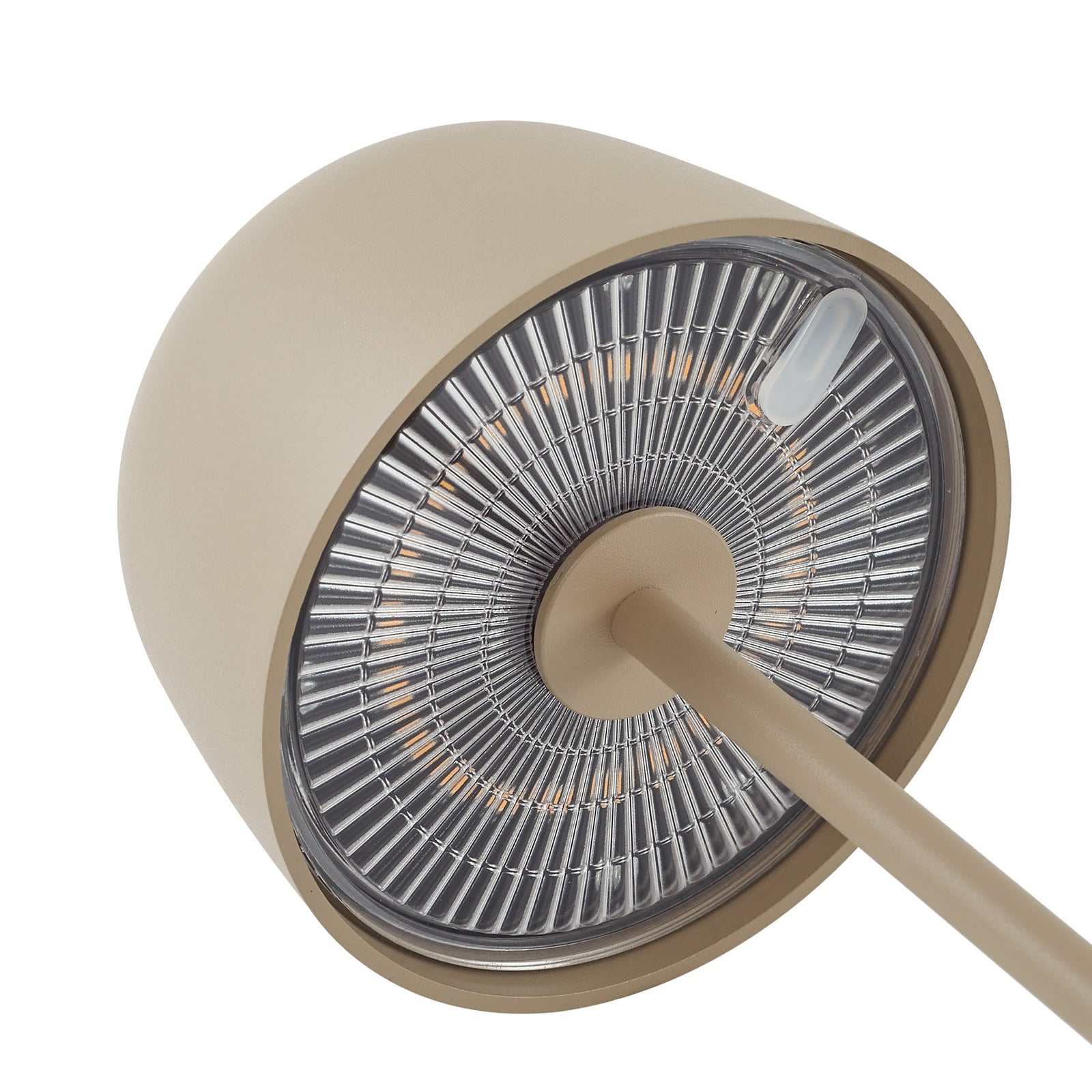 LED oppladbar bordlampe Arietty sandbeige dimbar IP65 vist i hage