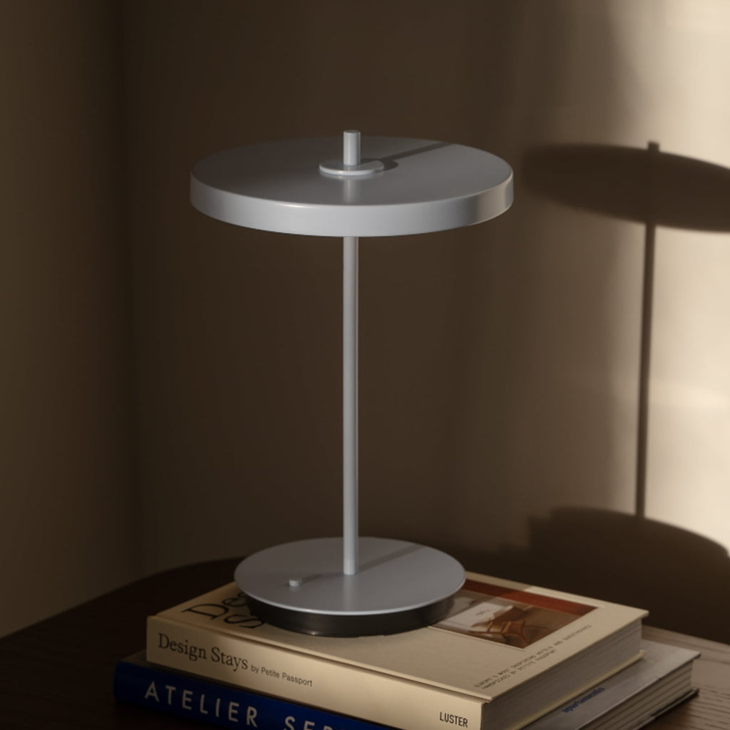 LED oppladbar bordlampe Asteria Move lysgrå forfra