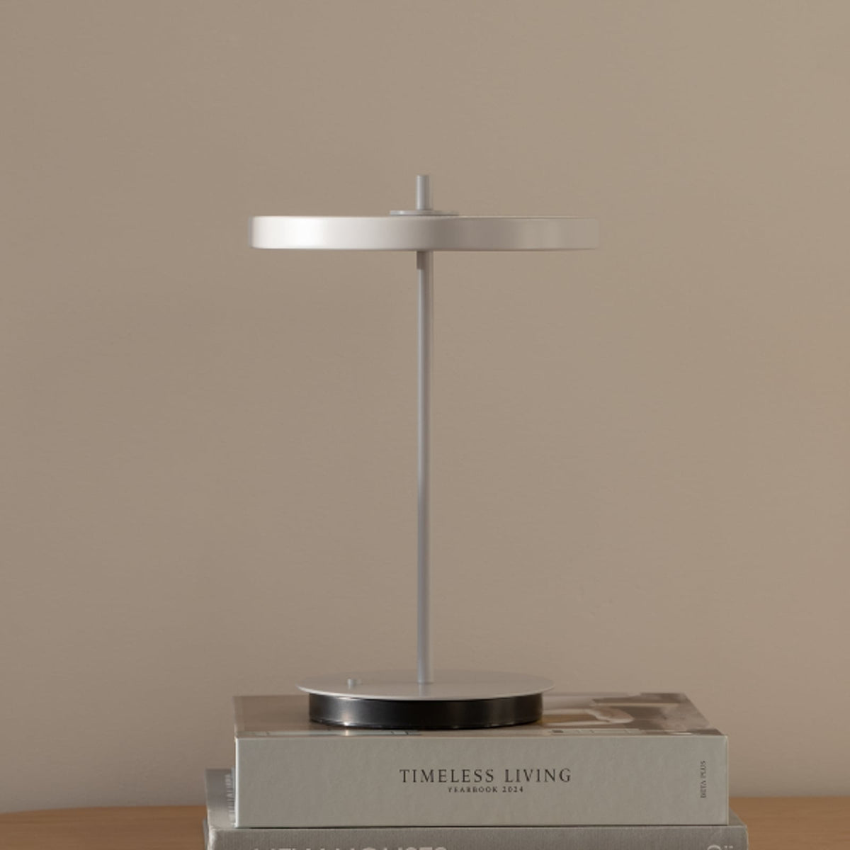 LED oppladbar bordlampe Asteria Move lysgrå bakside