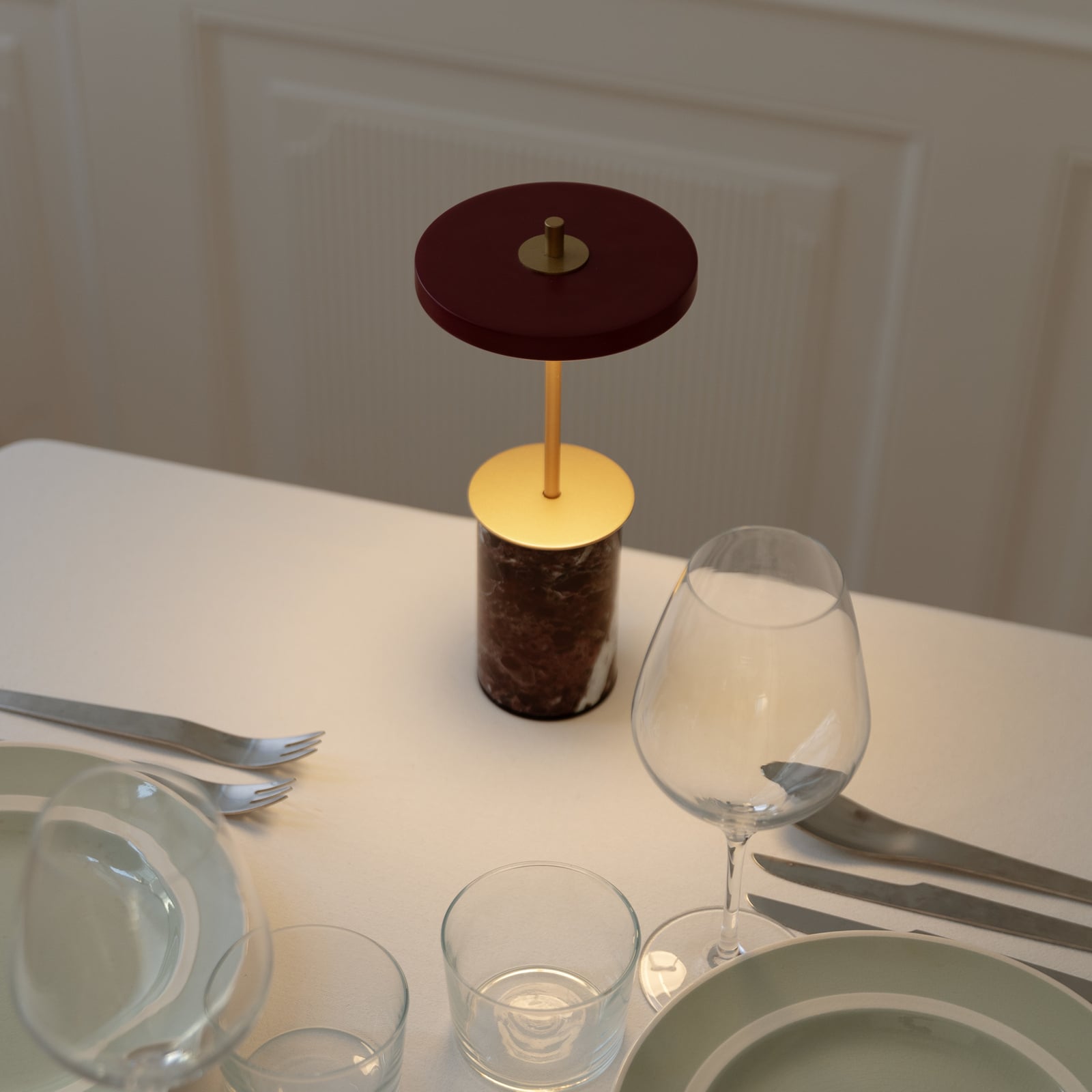 LED oppladbar bordlampe Asteria Move Mini rød detalj