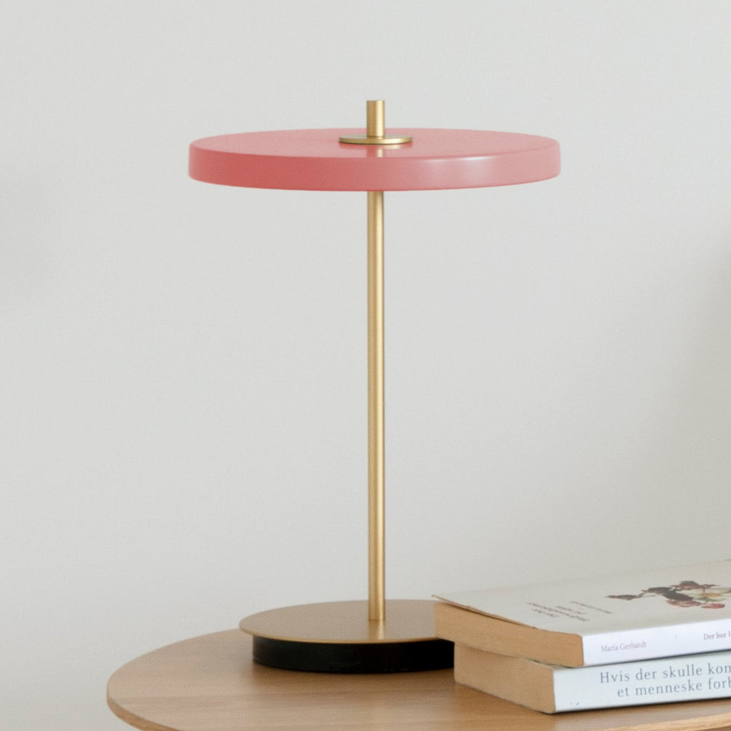 LED oppladbar bordlampe Asteria Move rosé/messing sett bakfra