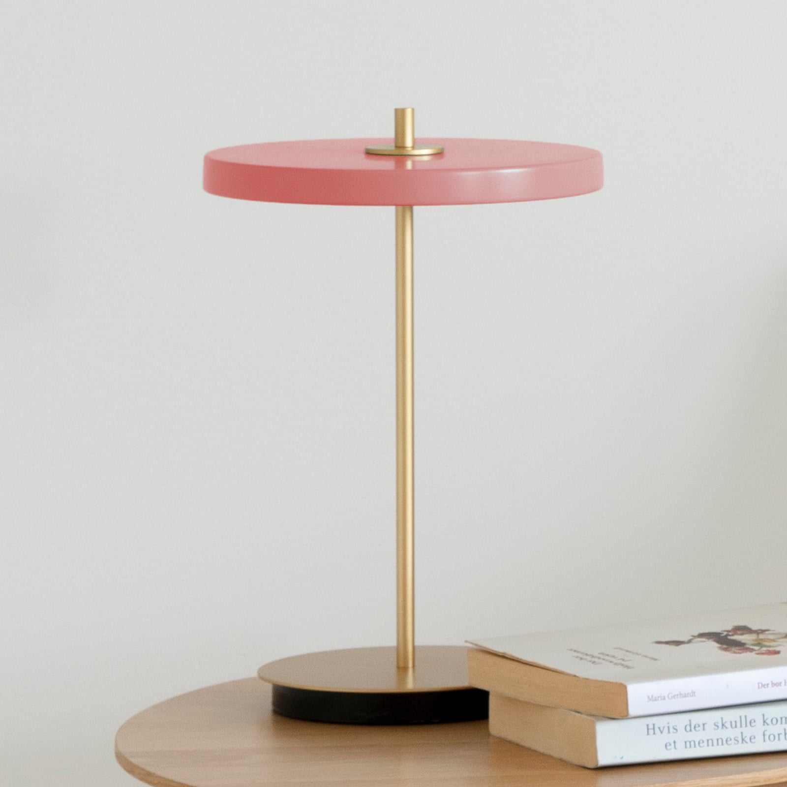 LED oppladbar bordlampe Asteria Move rosé/messing sett bakfra