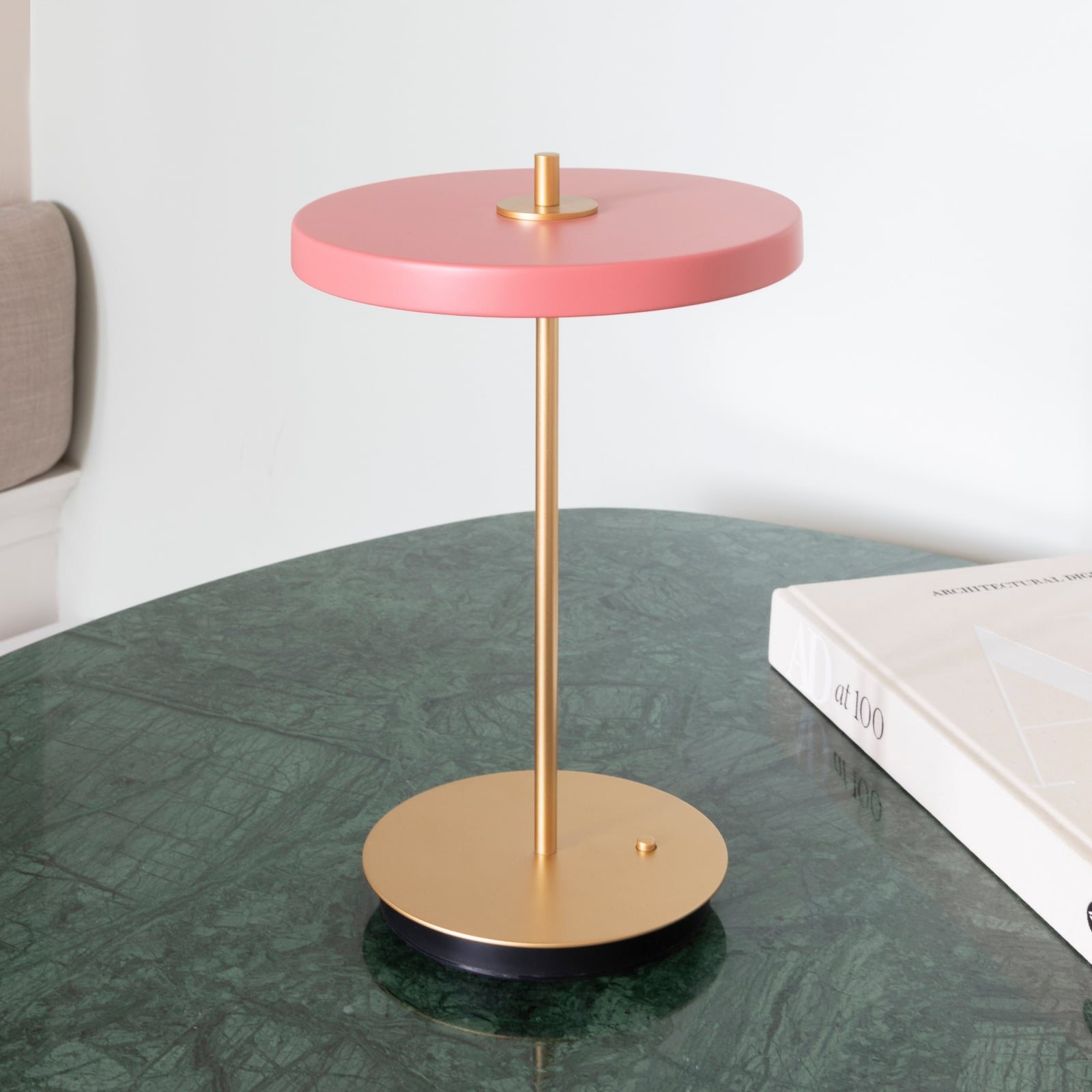 LED oppladbar bordlampe Asteria Move rosé/messing sett forfra