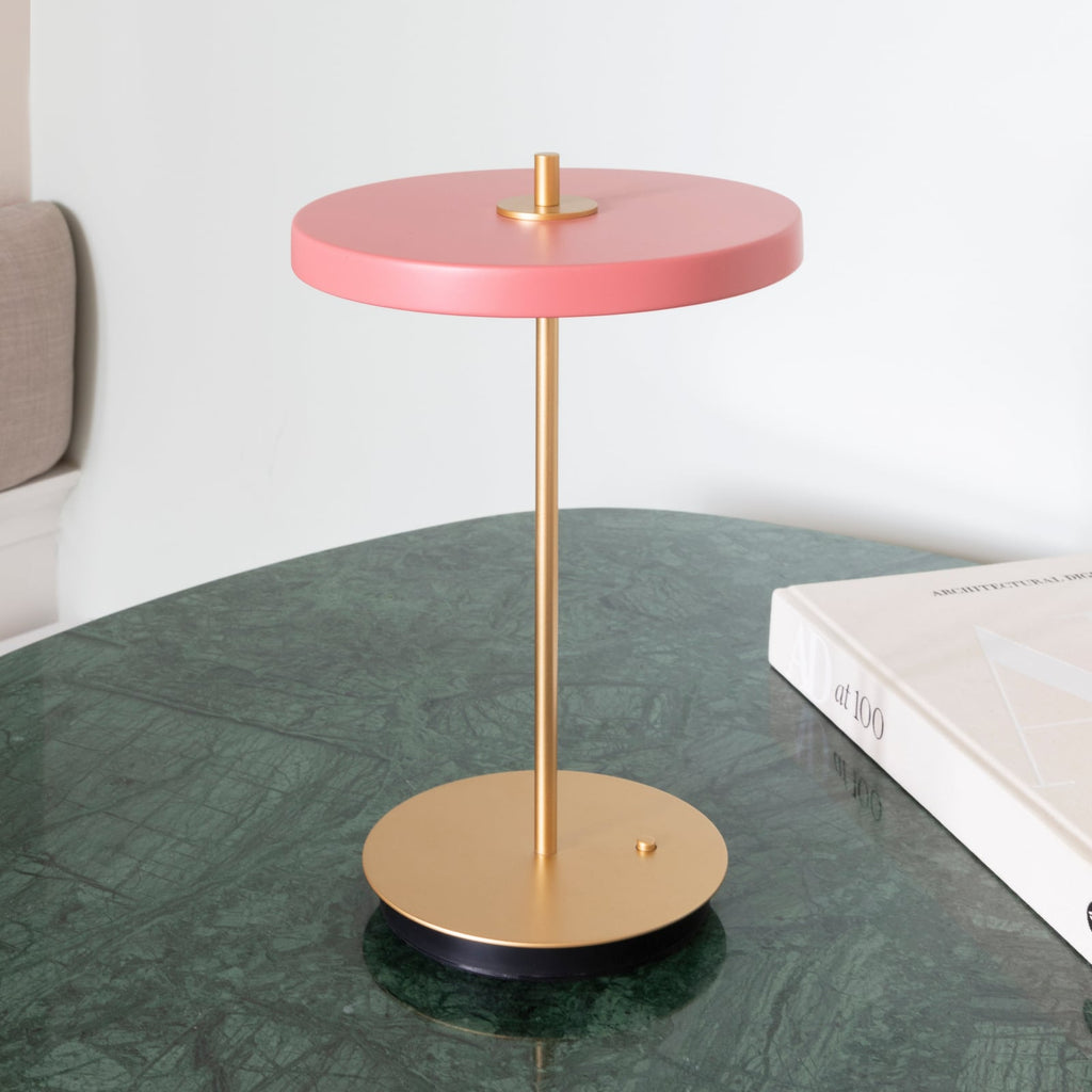 LED oppladbar bordlampe Asteria Move rosé/messing sett forfra