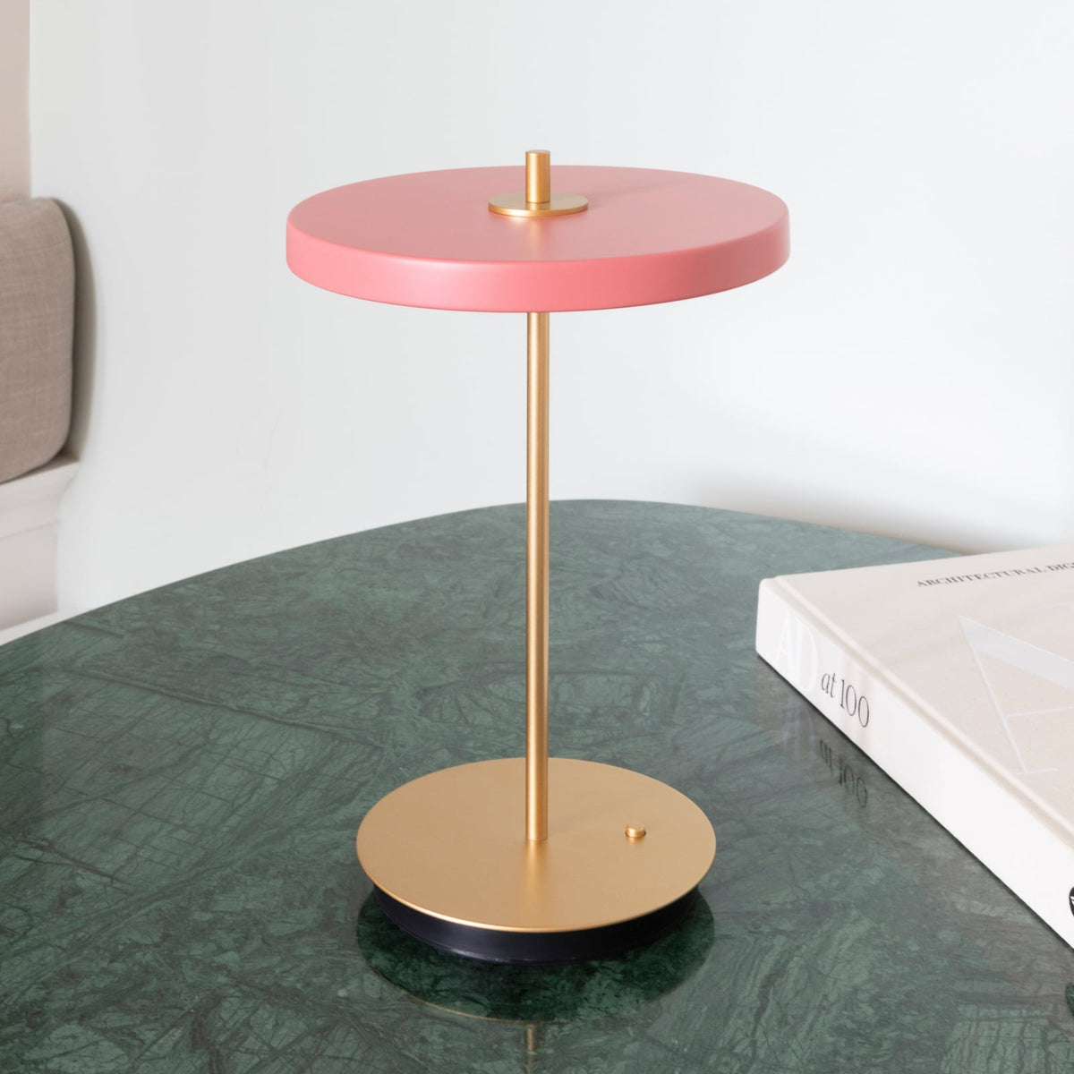 LED oppladbar bordlampe Asteria Move rosé/messing sett forfra