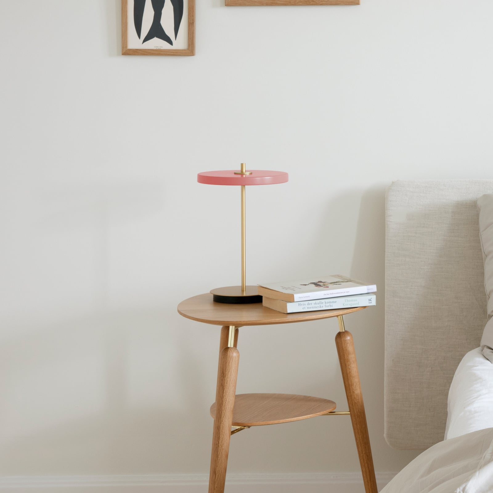 LED oppladbar bordlampe Asteria Move rosé/messing montert i interiør