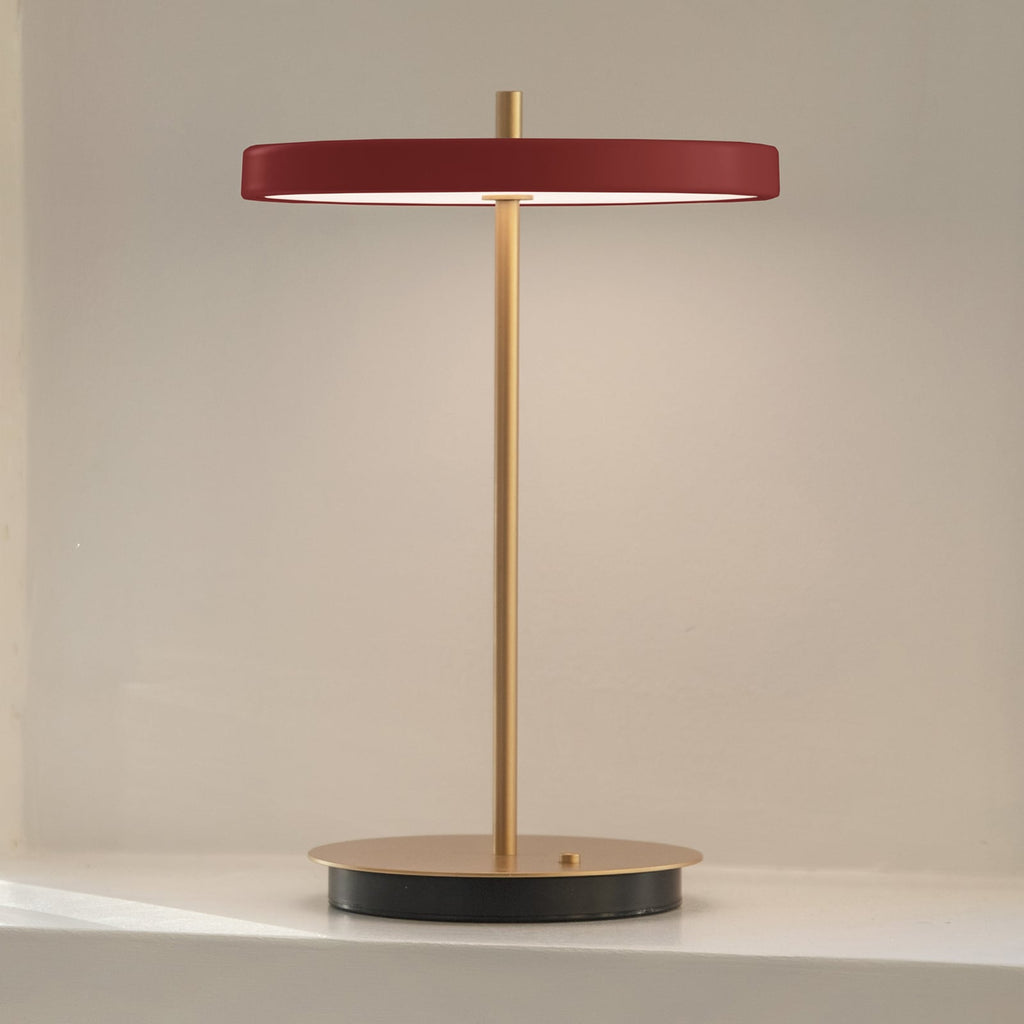 LED oppladbar bordlampe Asteria Move rubinrød/messing forfra