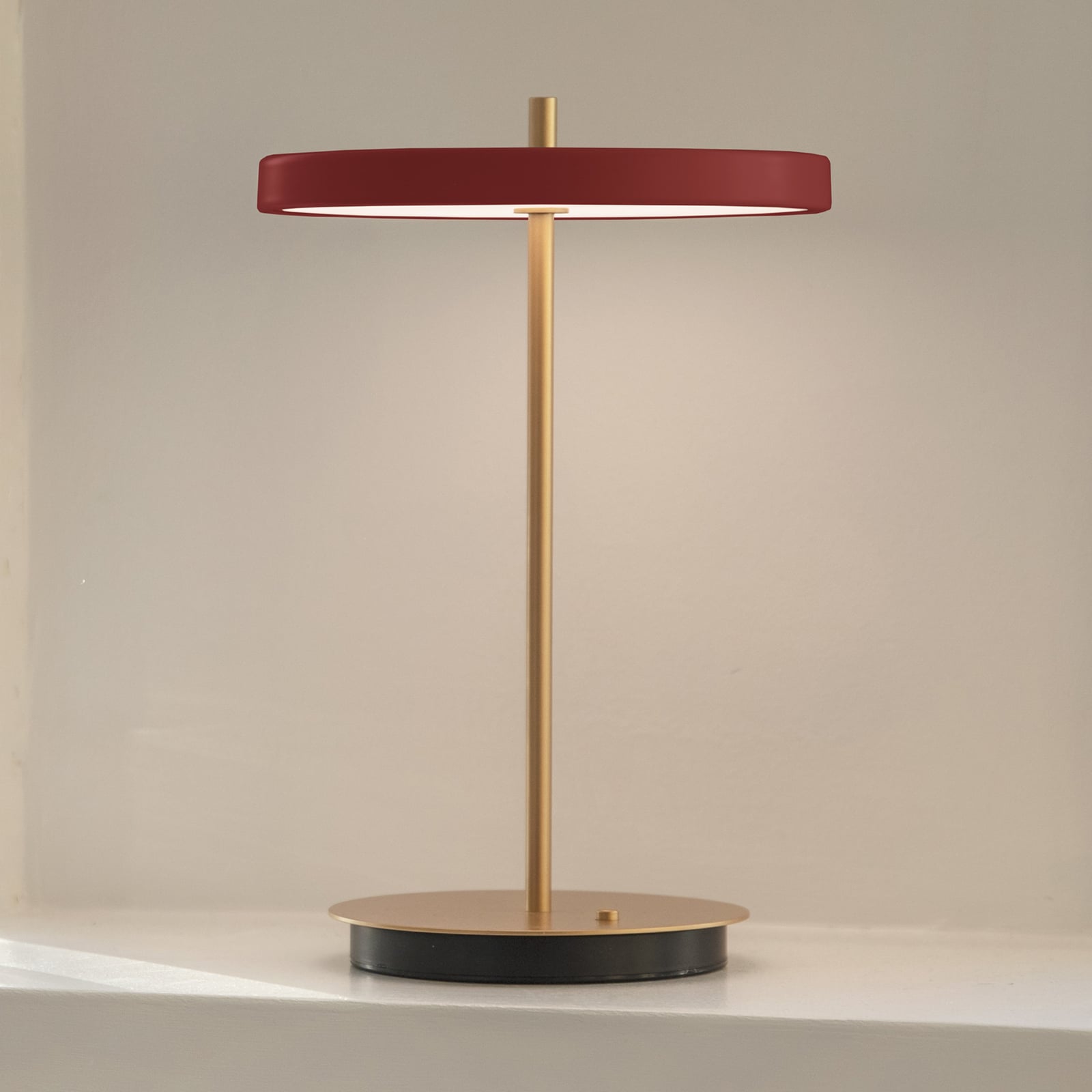 LED oppladbar bordlampe Asteria Move rubinrød/messing forfra