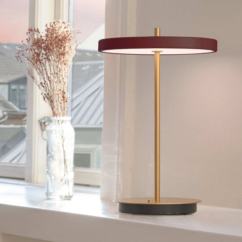 LED oppladbar bordlampe Asteria Move rubinrød/messing bakside