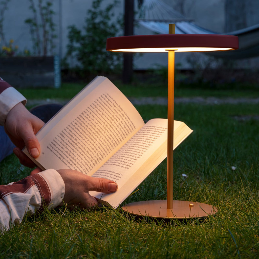 LED oppladbar bordlampe Asteria Move rubinrød/messing dimmerknapp