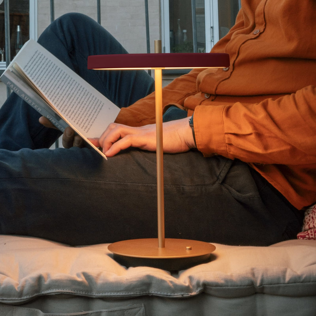 LED oppladbar bordlampe Asteria Move rubinrød/messing USB-C ladekabel