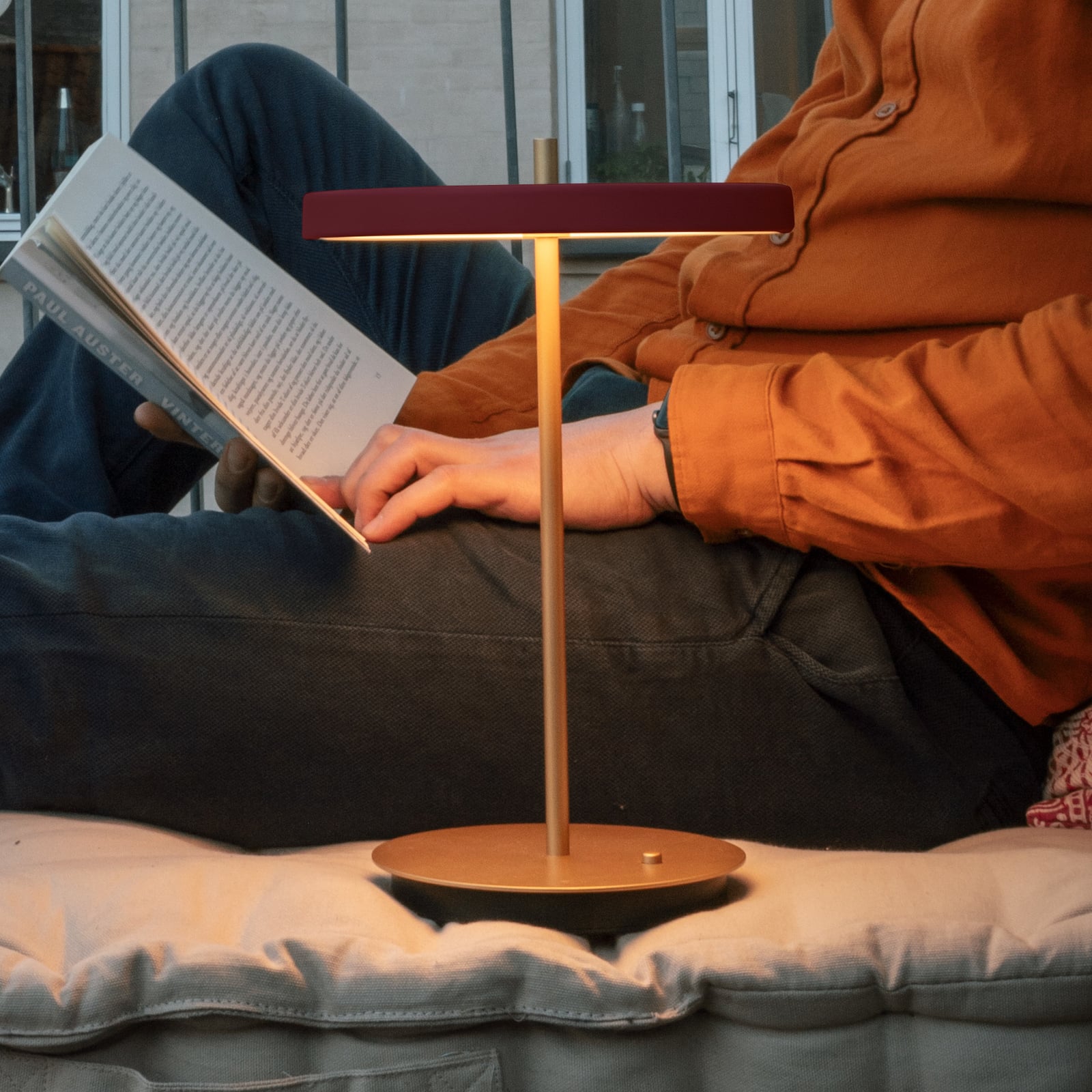 LED oppladbar bordlampe Asteria Move rubinrød/messing USB-C ladekabel