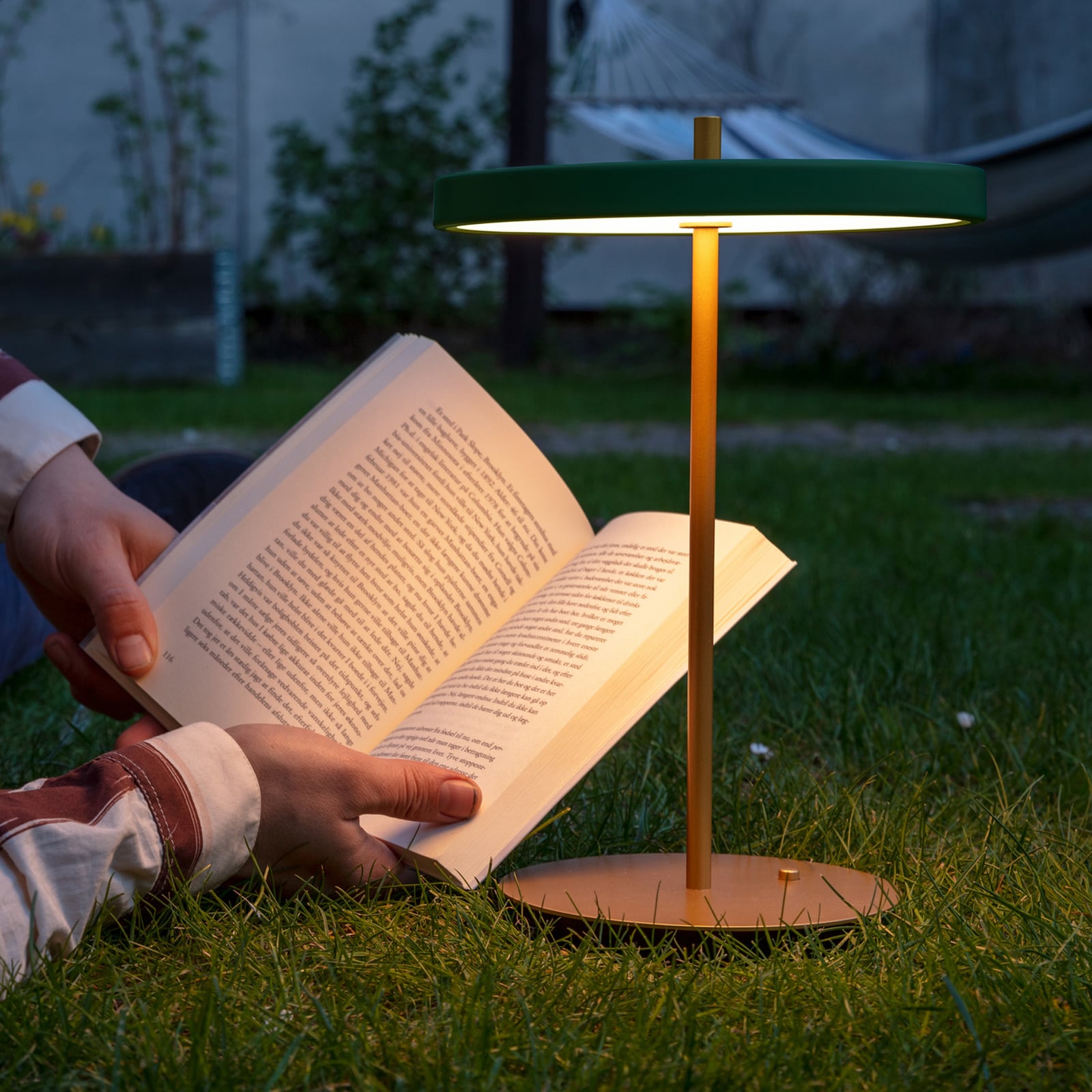 LED oppladbar bordlampe Asteria Move skoggrønn Ø20 cm nærbilde av lampefot